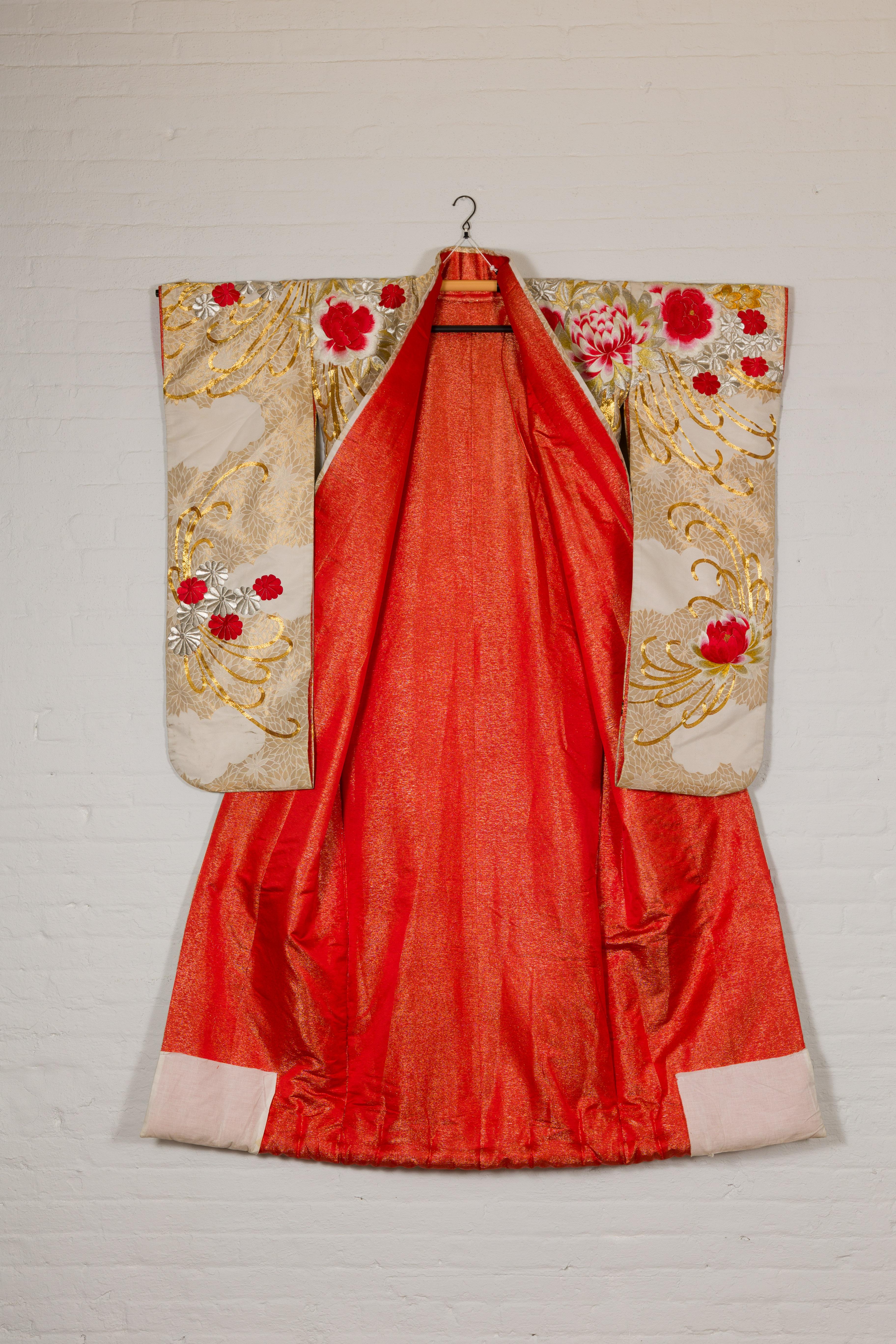 Kimono vintage en soie avec broderie dorée, argentée et rouge en vente 7