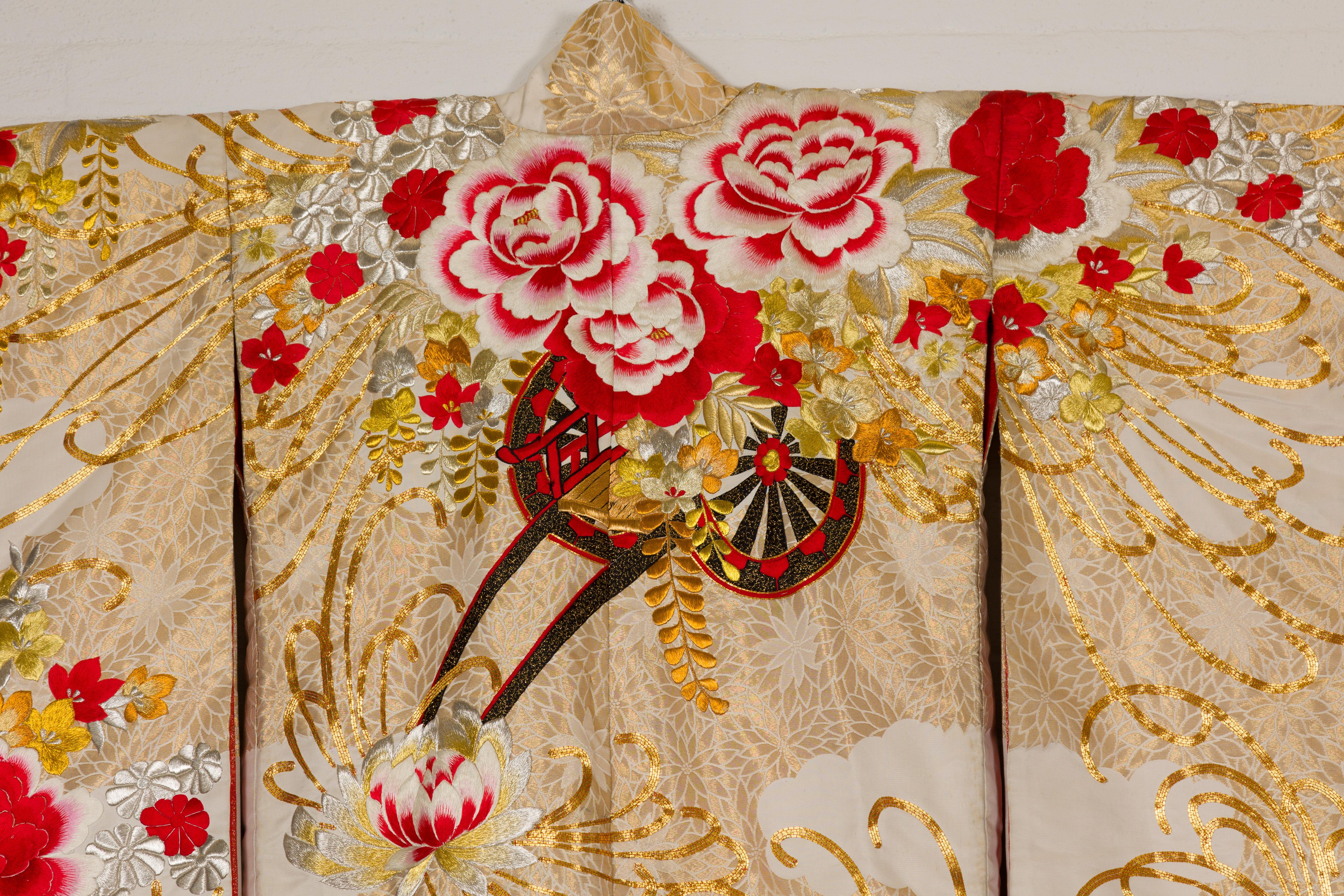 Kimono vintage en soie avec broderie dorée, argentée et rouge en vente 9