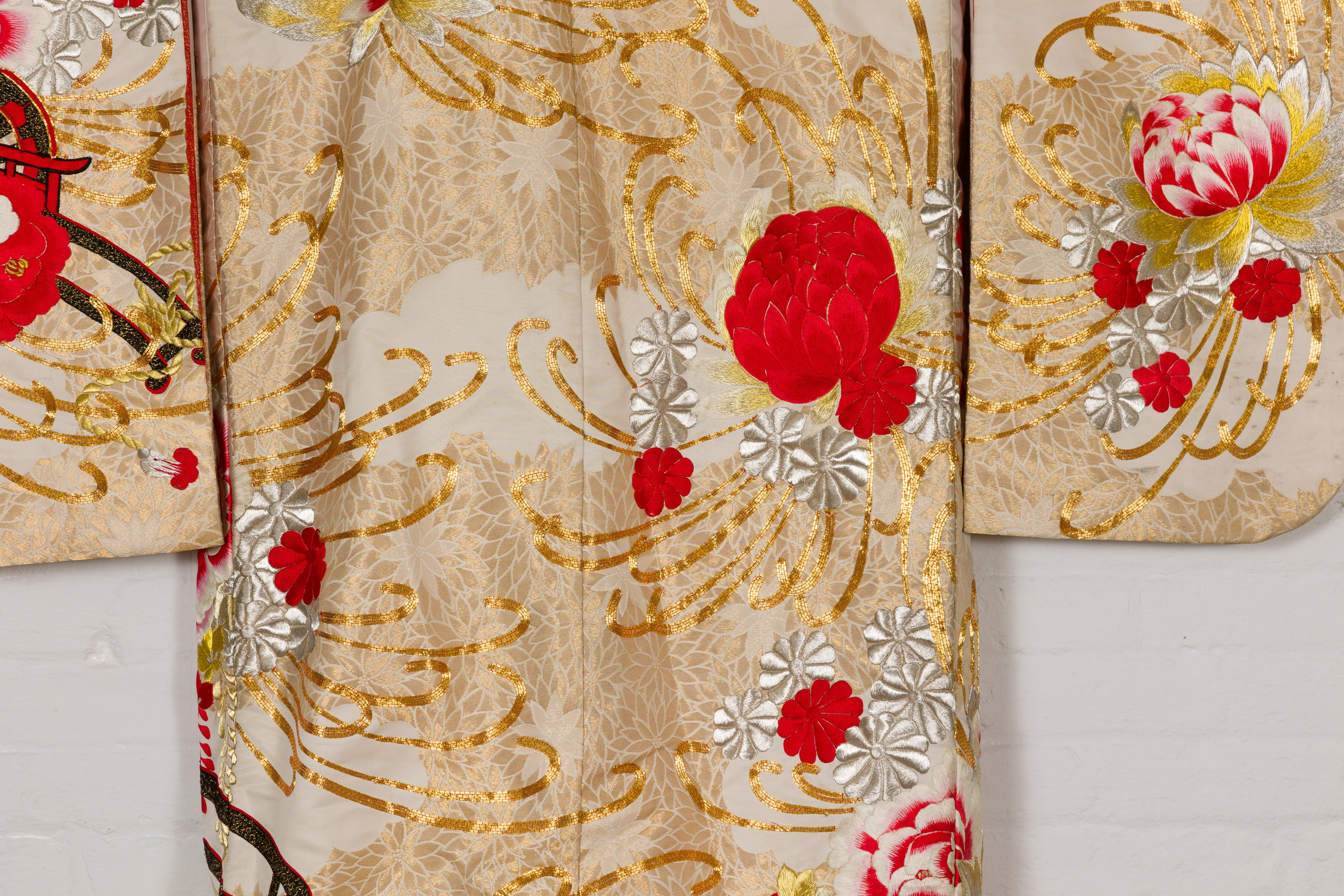 Kimono vintage en soie avec broderie dorée, argentée et rouge en vente 10