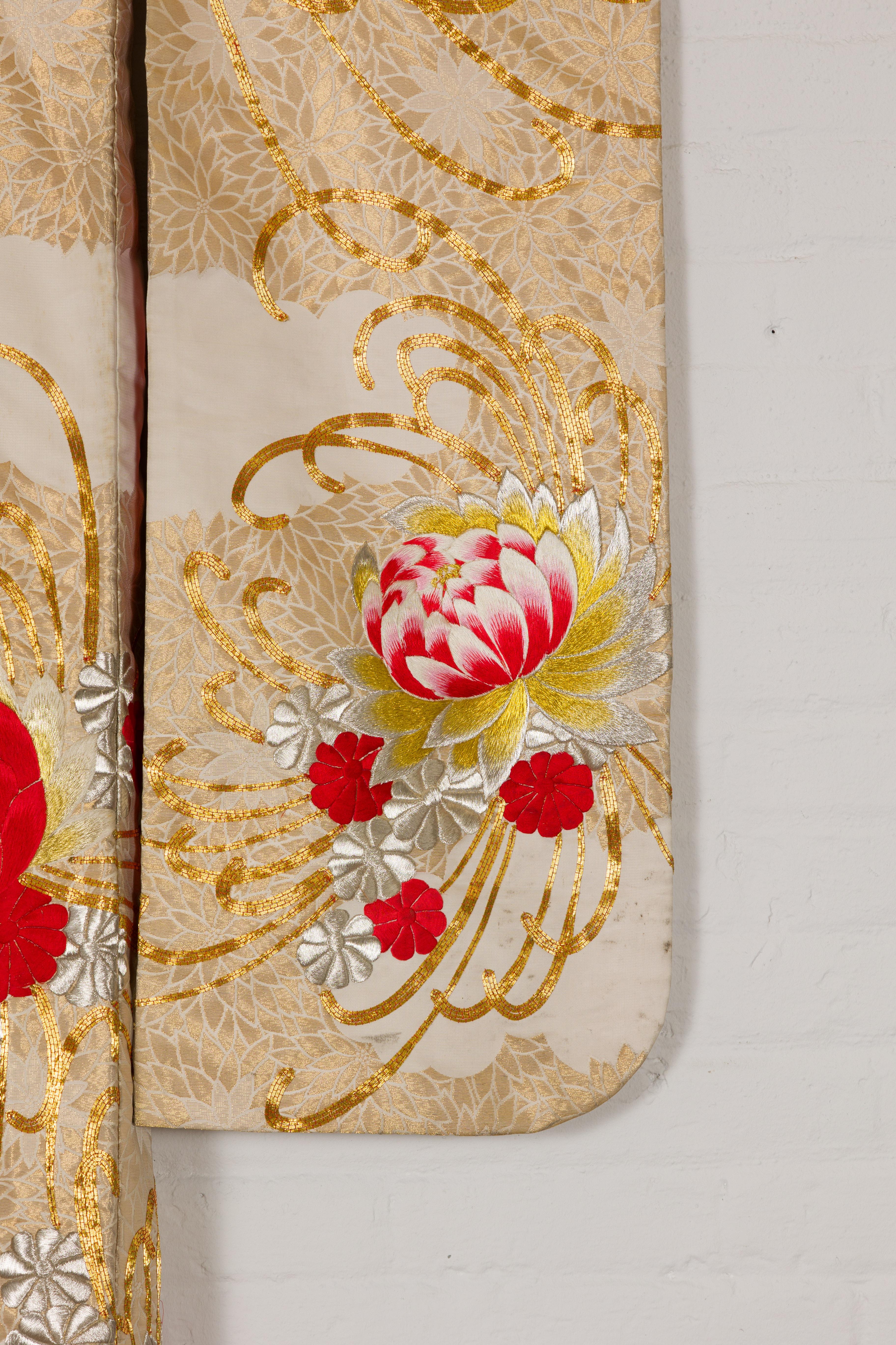 Kimono vintage en soie avec broderie dorée, argentée et rouge en vente 12