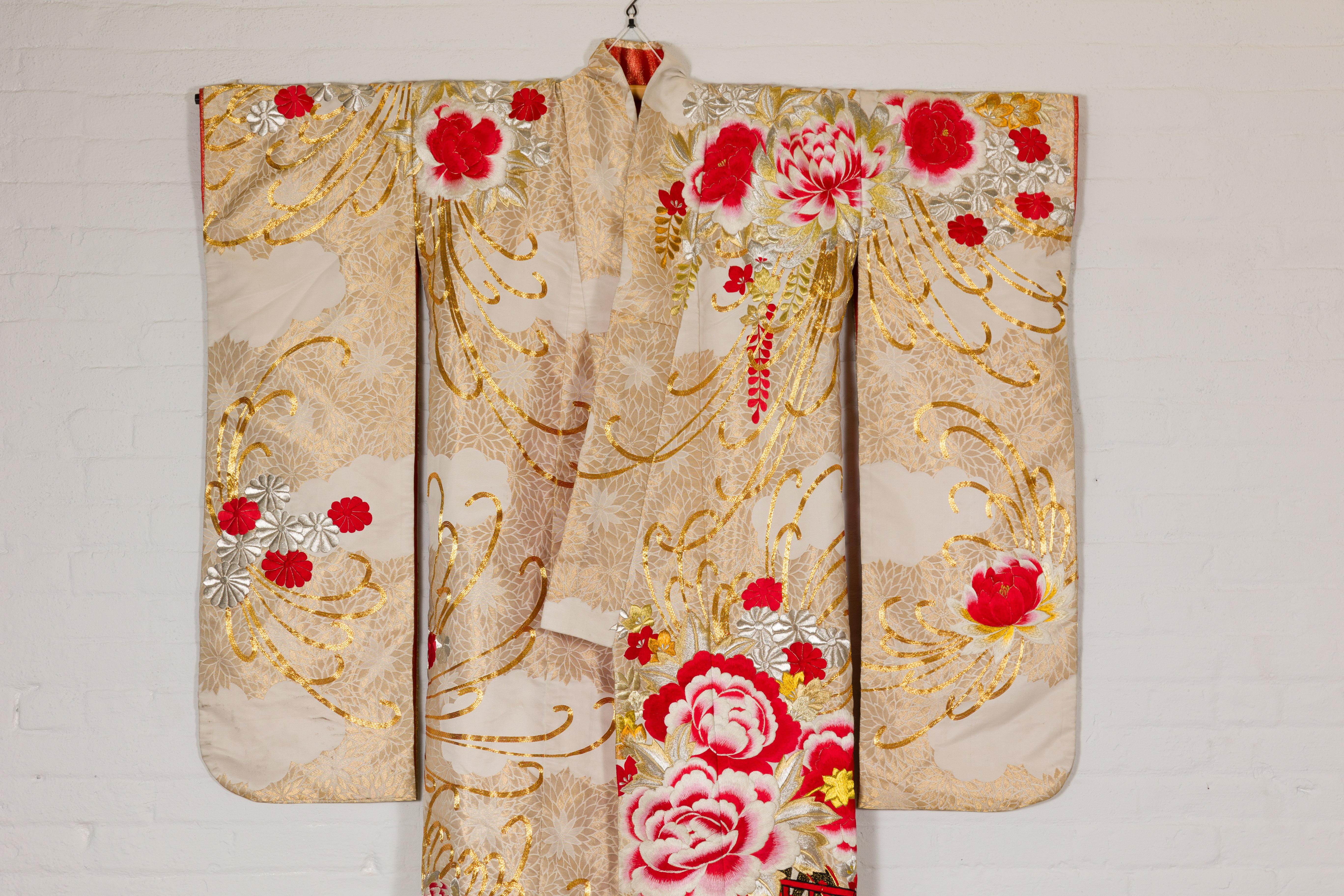 Showa Kimono vintage en soie avec broderie dorée, argentée et rouge en vente