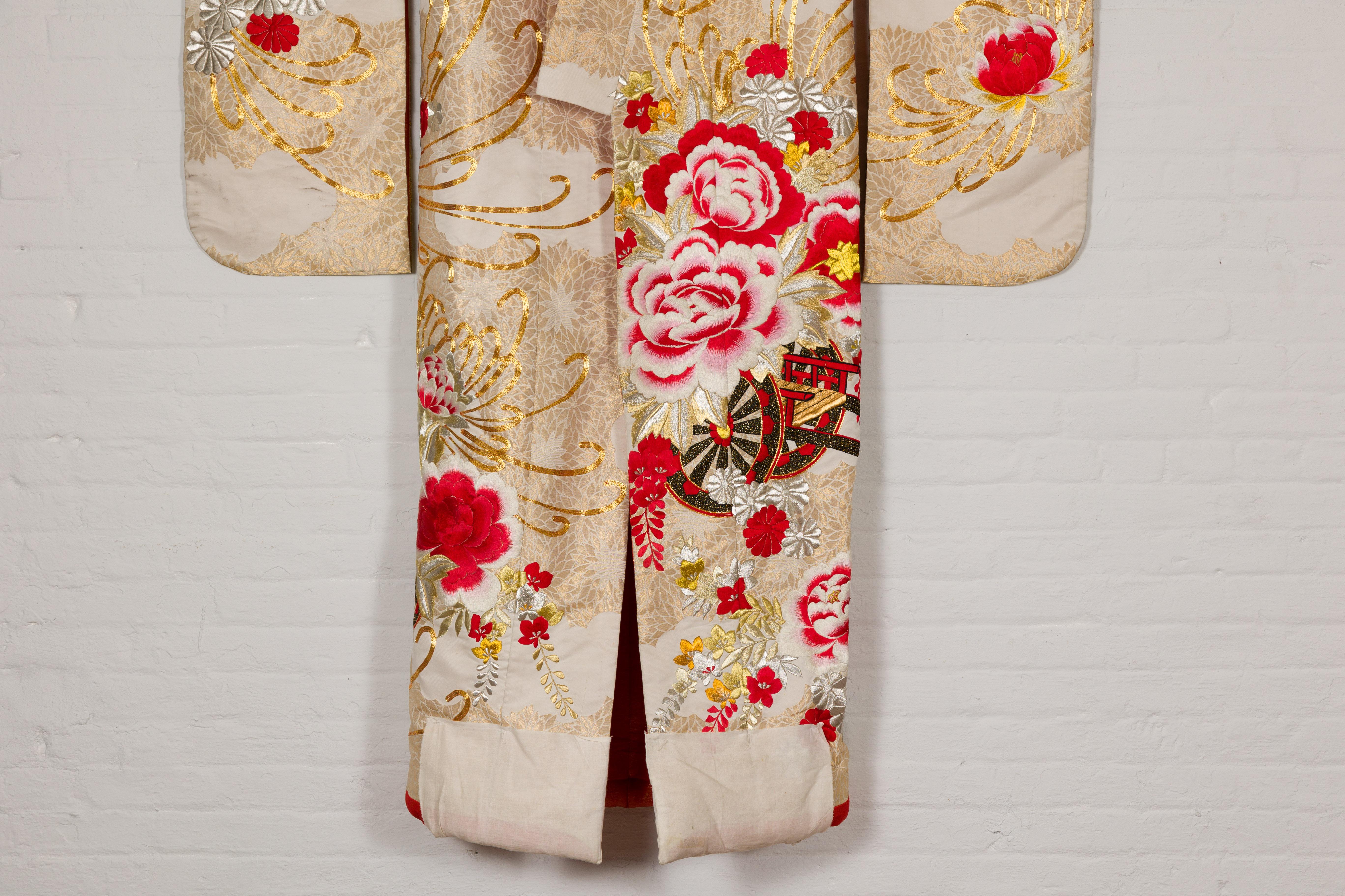 Japonais Kimono vintage en soie avec broderie dorée, argentée et rouge en vente