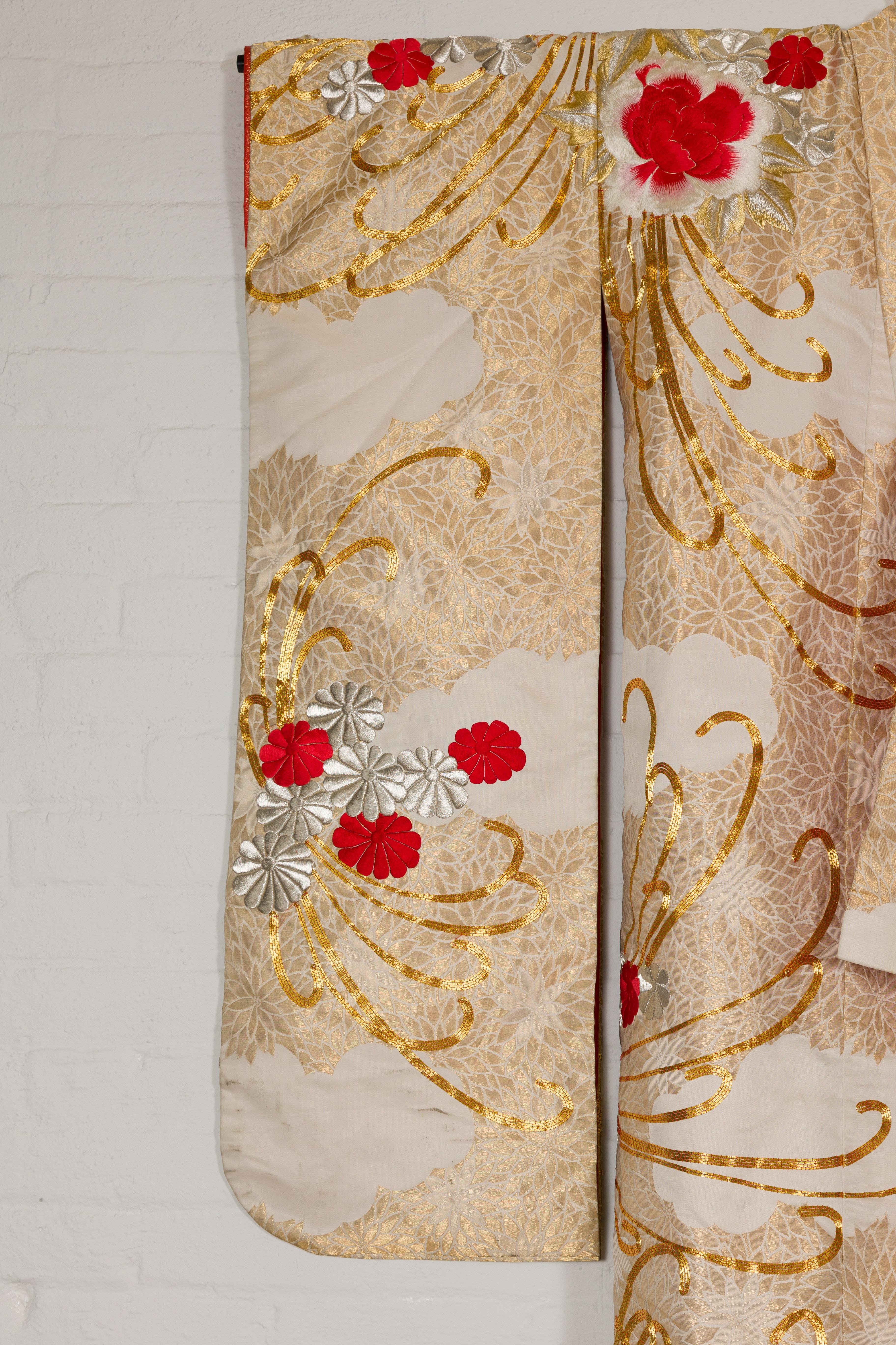 20ième siècle Kimono vintage en soie avec broderie dorée, argentée et rouge en vente
