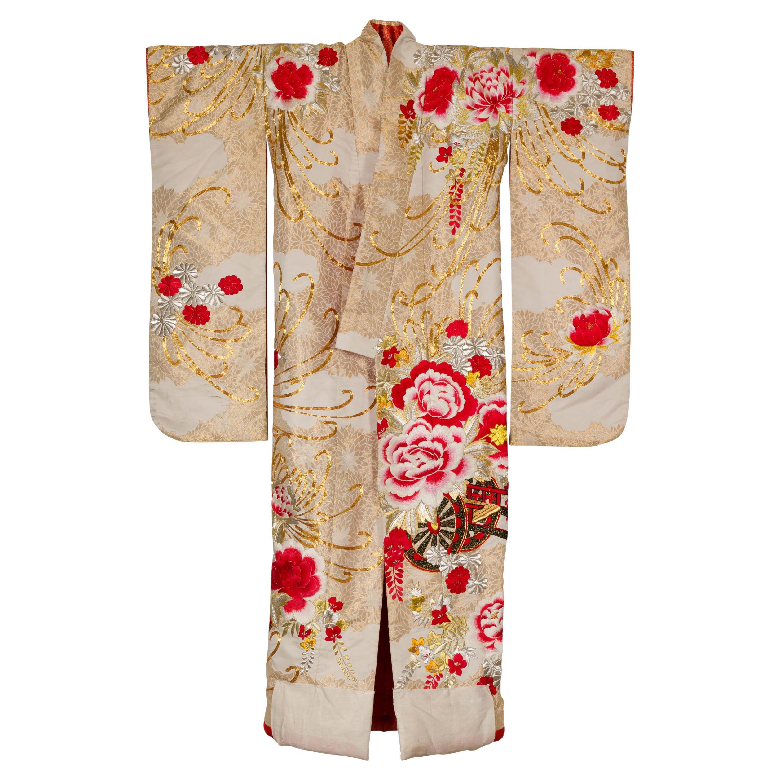 Kimono vintage en soie avec broderie dorée, argentée et rouge en vente
