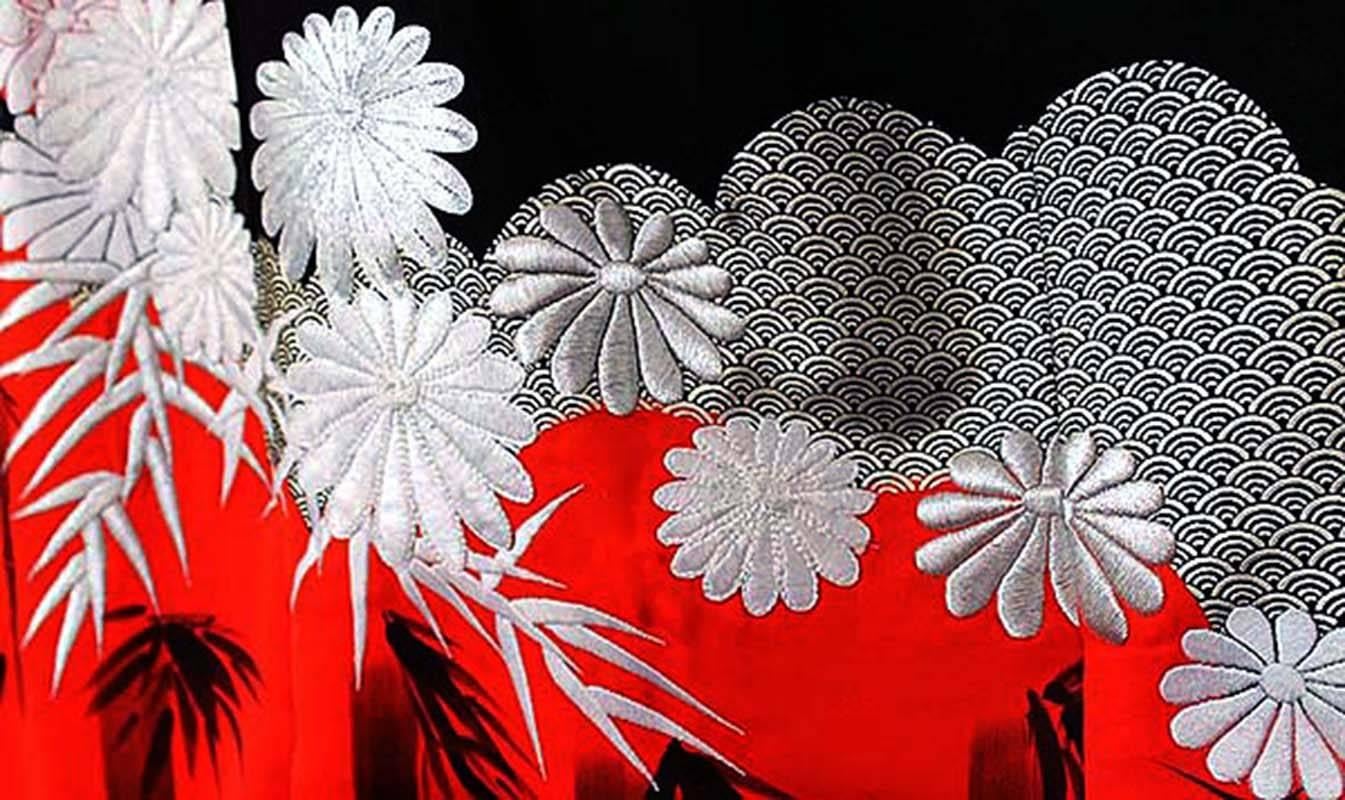 Japanese Silk Embroidered Uchikake Formal Wedding Kimono, Red Silver, Art Deco For Sale 11
