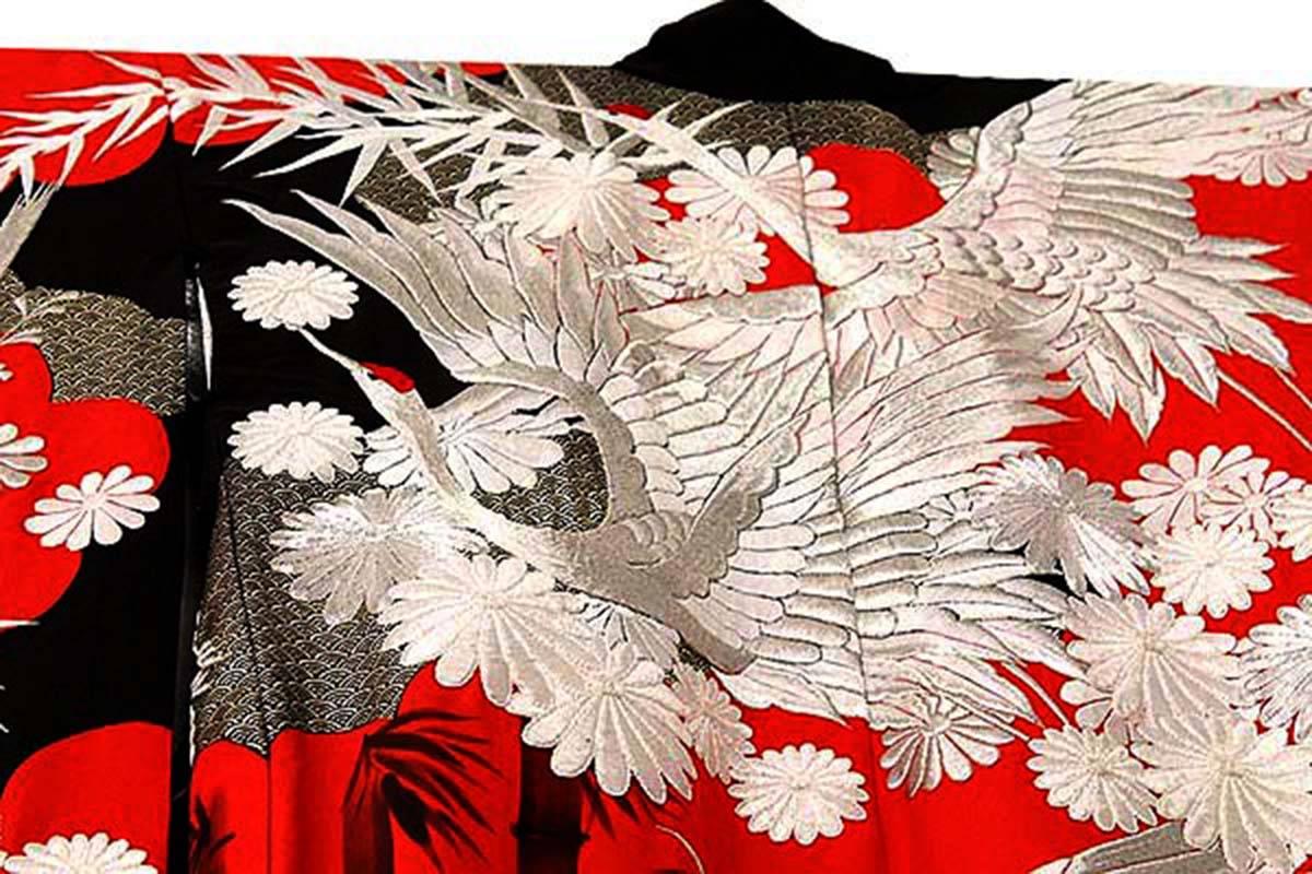 Japanese Silk Embroidered Uchikake Formal Wedding Kimono, Red Silver, Art Deco In Good Condition For Sale In Bremen, DE