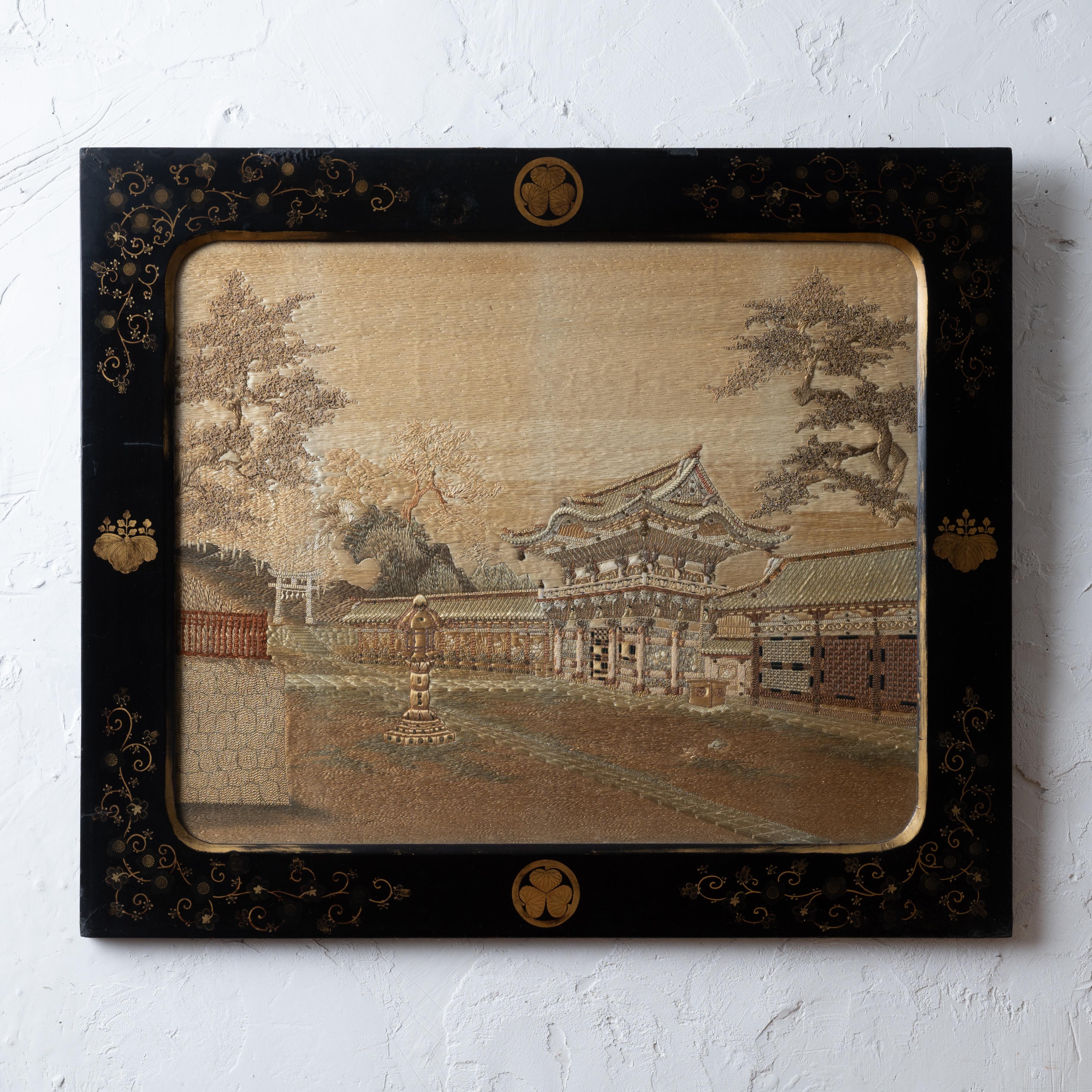 Japanische Export-Seidenstickerei eines Shinto-Schreins in originalem, paketvergoldetem, ebonisiertem Lackrahmen, um 1890.

29 ¼ mal 24 ¾ Zoll

