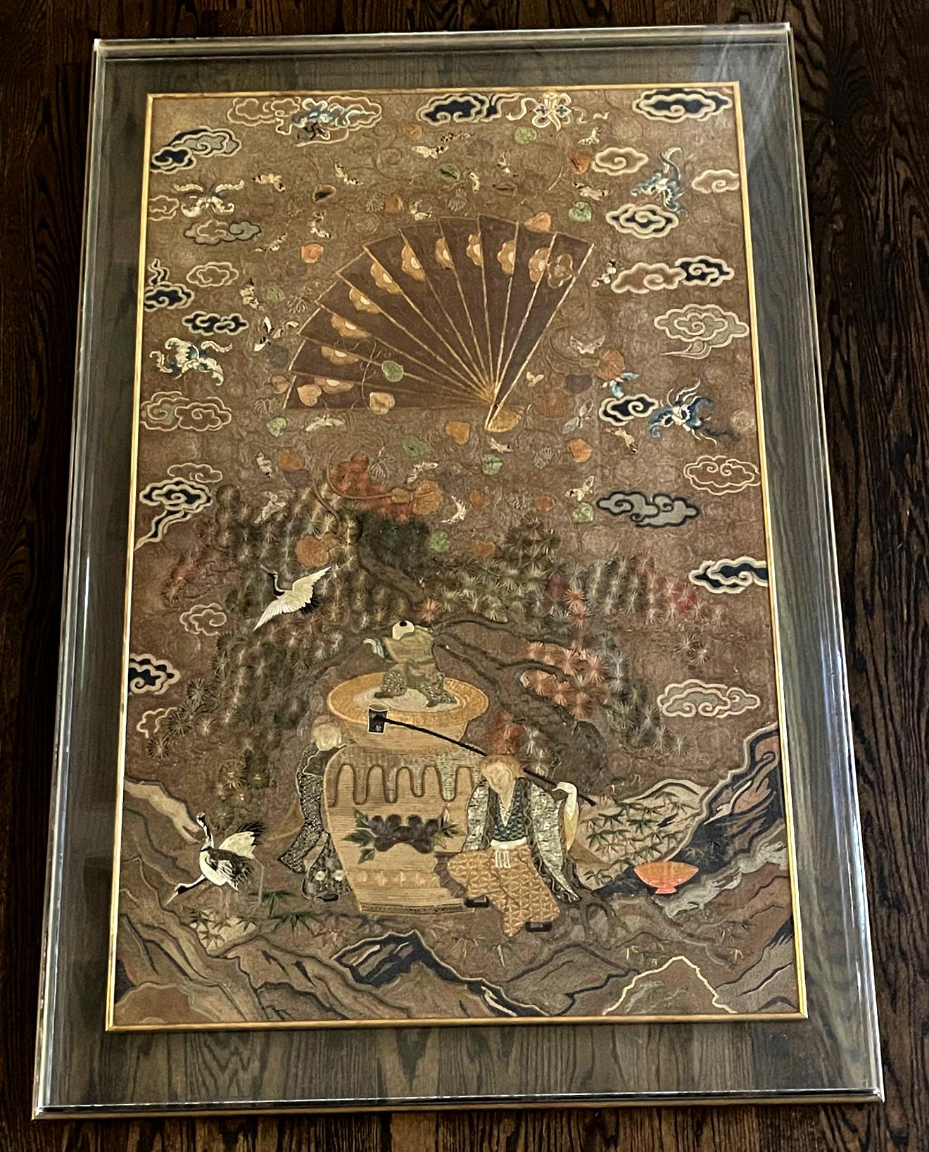 Ein spektakuläres japanisches gesticktes Seidenpaneel, das in einem vergoldeten Rahmen wunderschön präsentiert wird und in einer Schattenbox aus Lucit mit vergoldetem Holzrahmen hängt. Das Seidenbild wird auf die Jahre 1890-1910 gegen Ende der