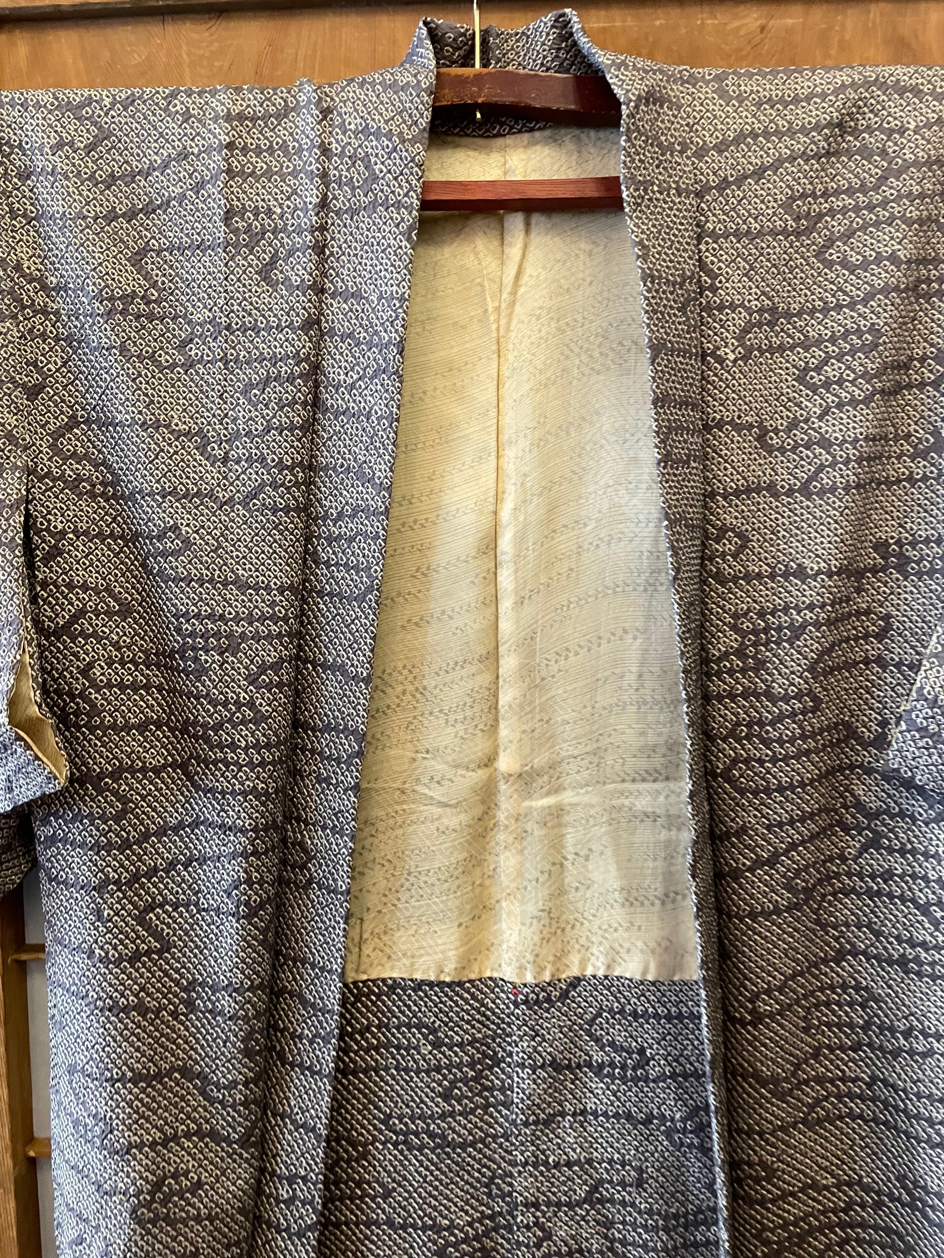 Dies ist eine Seidenjacke, die in Japan hergestellt wurde. Diese Art von Jacke wird auf Japanisch 'Haori' genannt.
Es wurde in der Showa-Ära in den 1970er Jahren hergestellt. Diese Jacke ist in Shibori-Technik gefertigt.

Shibori ist eine