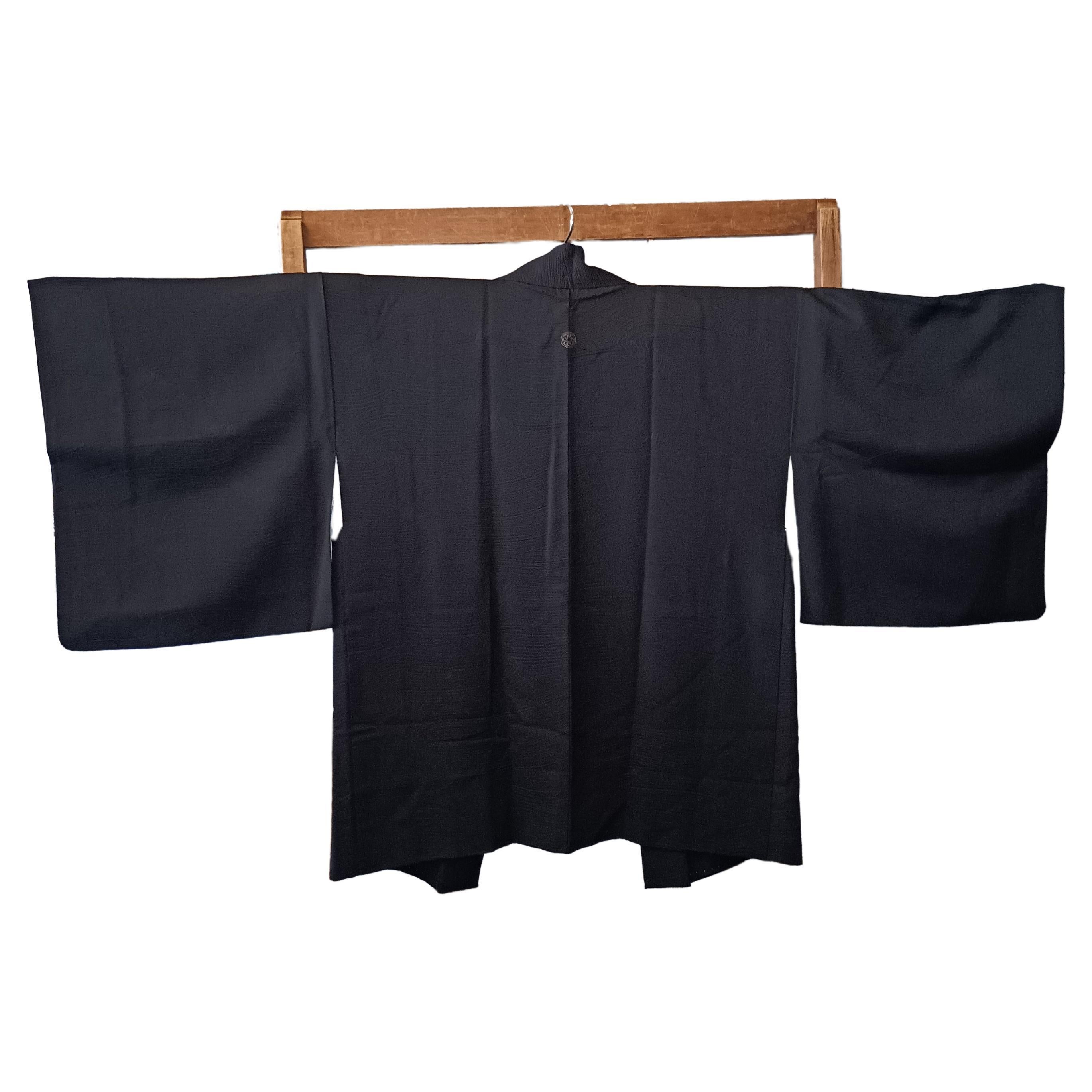 Dies ist eine Seidenjacke, die in Japan hergestellt wurde.
Es wurde in der Showa-Ära in den 1980er Jahren hergestellt.

Der Haori ist eine traditionelle japanische hüft- oder oberschenkellange Jacke, die über einem Kimono getragen wird. Der Haori