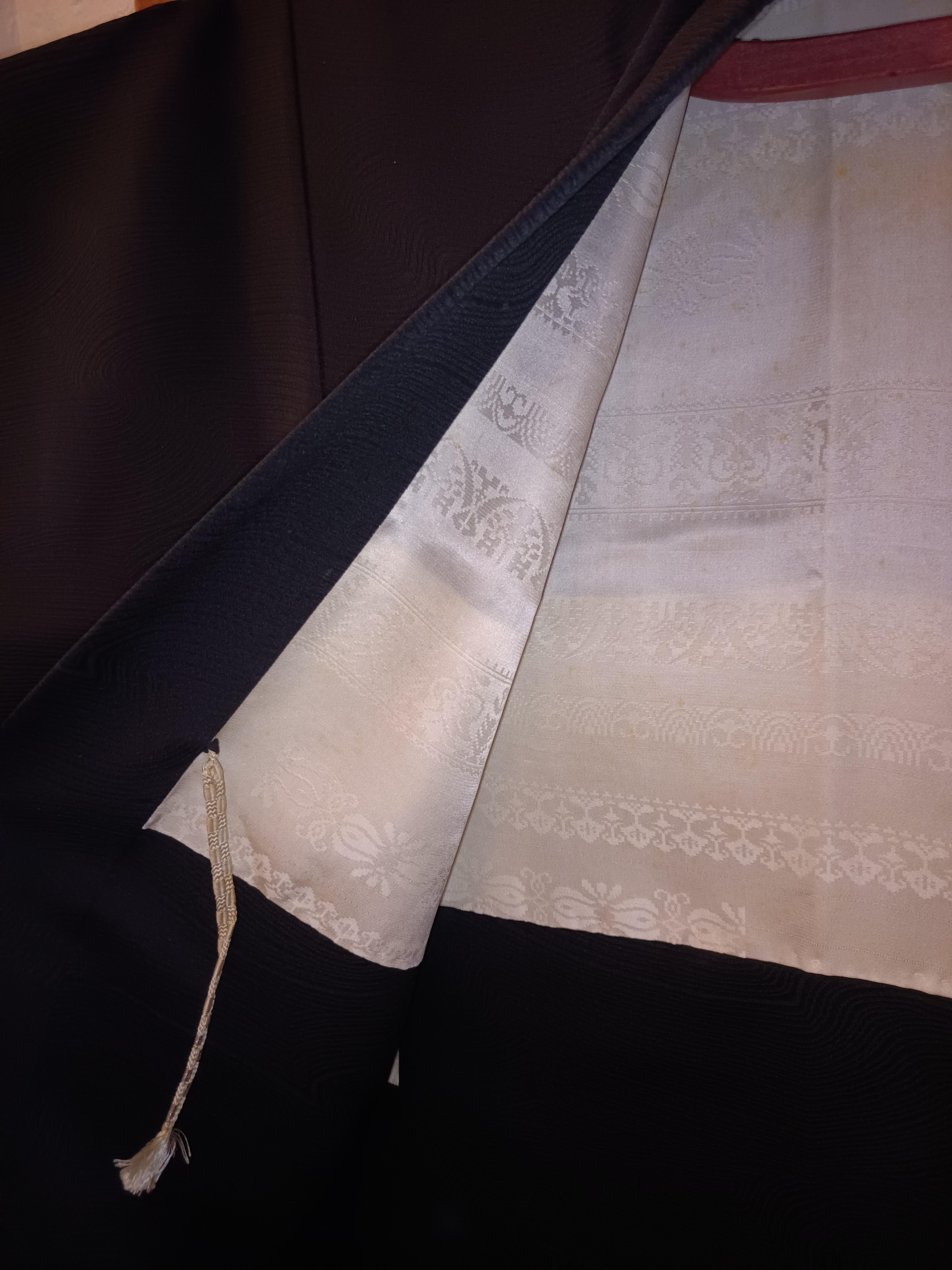 Japanische Seiden-Haori-Schwarz im Zustand „Relativ gut“ im Angebot in Paris, FR