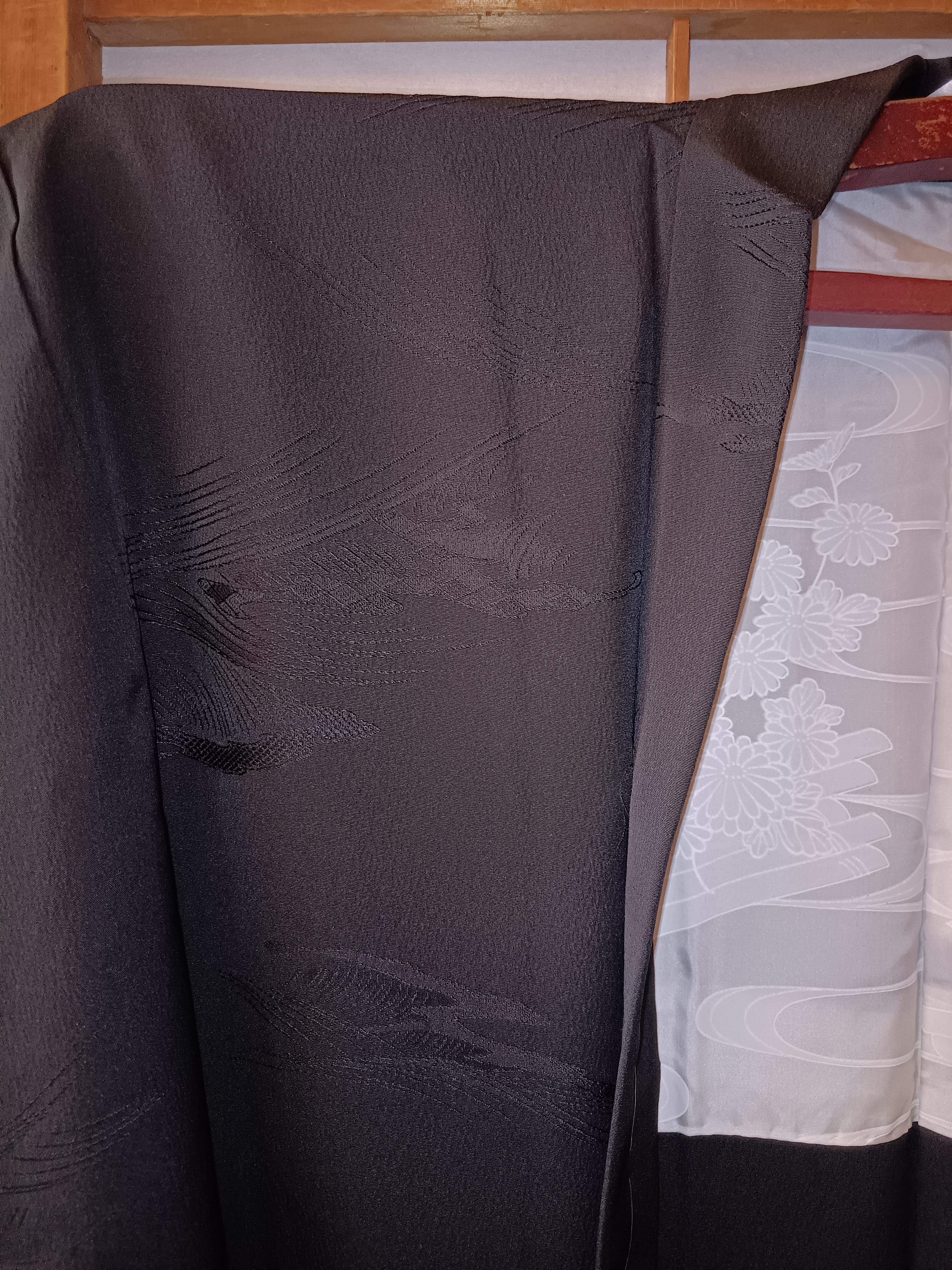 This is a silk jacket which was made in Japan.
It was made in Showa era around 1990s.
This haori jacket has a family crest of  MaruniChigaiTakanoHaMon.

The haori is a traditional Japanese hip- or thigh-length jacket worn over a kimono. Resembling a