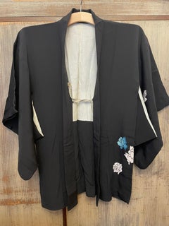 Chaqueta Haori de seda japonesa negra con blanco y rosa azul años 80