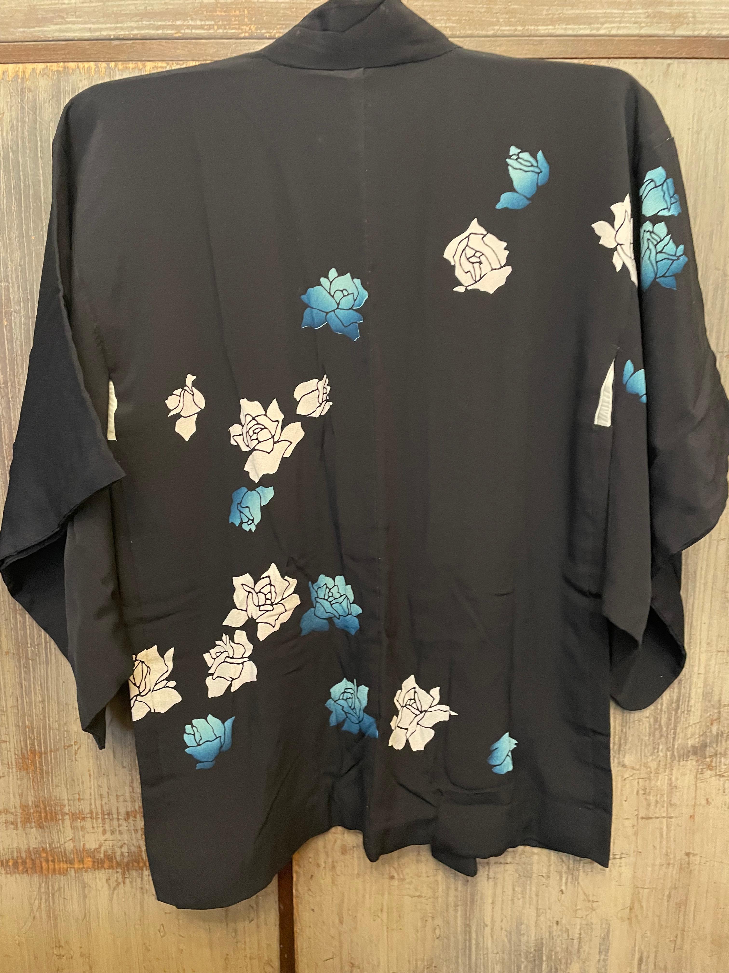 Japanese Silk Haori Jacket Black with White and Bleu Rose 1980s  In Fair Condition For Sale In Paris, FR