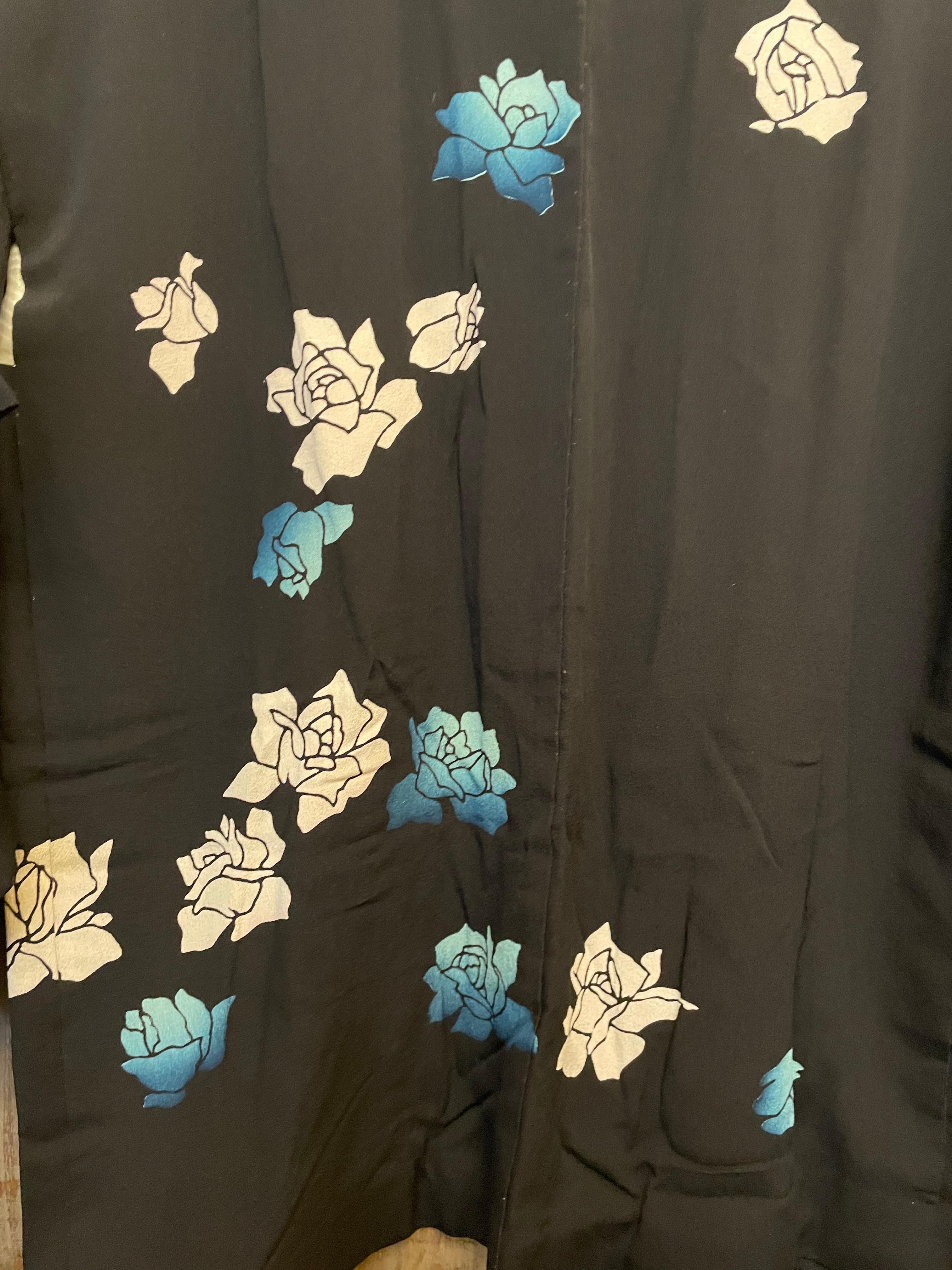 Late 20th Century Japanese Silk Haori Jacket Black with White and Bleu Rose 1980s  For Sale
