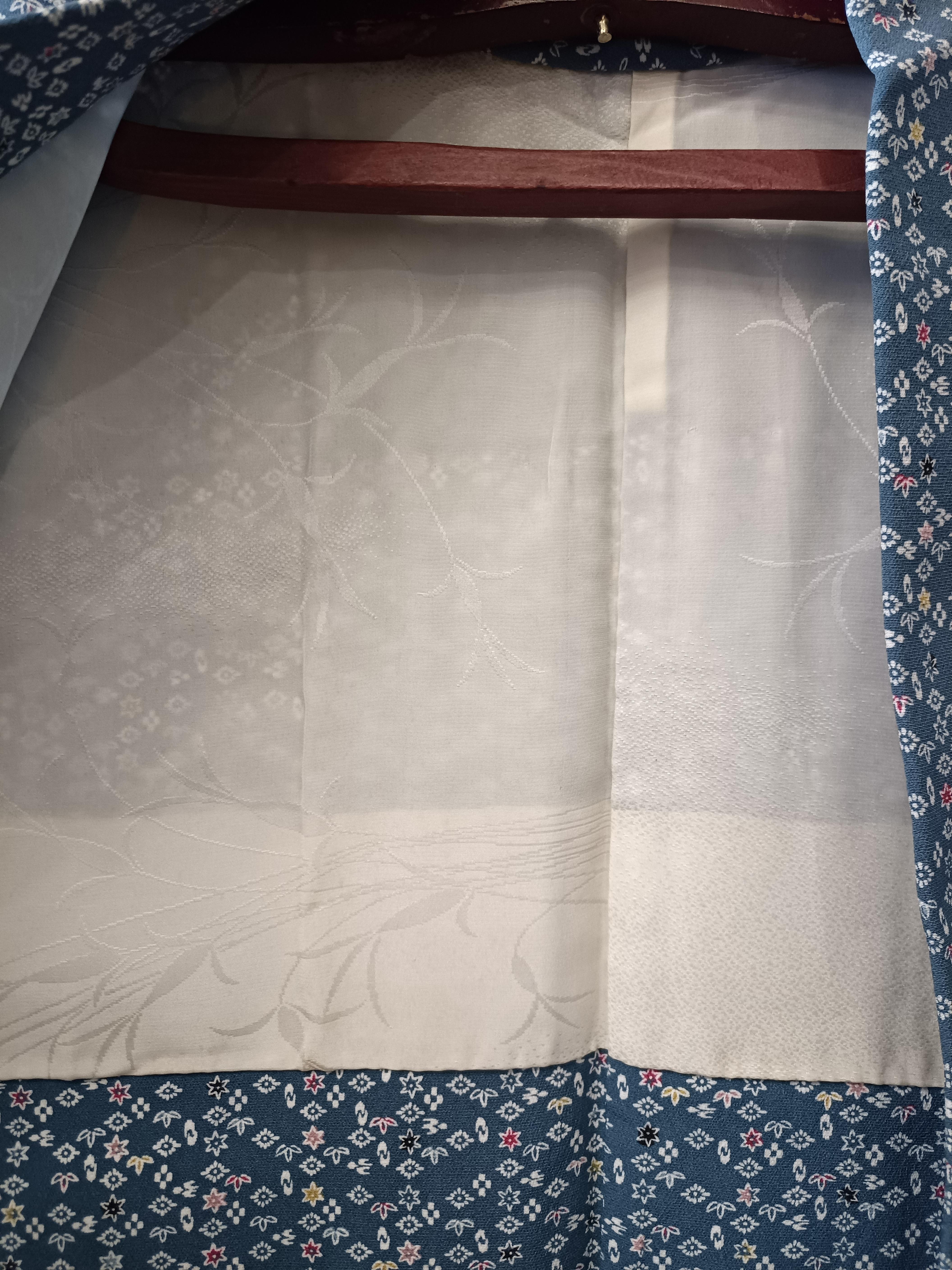 Si tratta di una giacca di seta realizzata in Giappone.
È stata realizzata nell'epoca Showa, intorno agli anni '1980.

L'haori è una giacca tradizionale giapponese lunga fino ai fianchi o alle cosce che si indossa sopra il kimono. Assomigliando a un