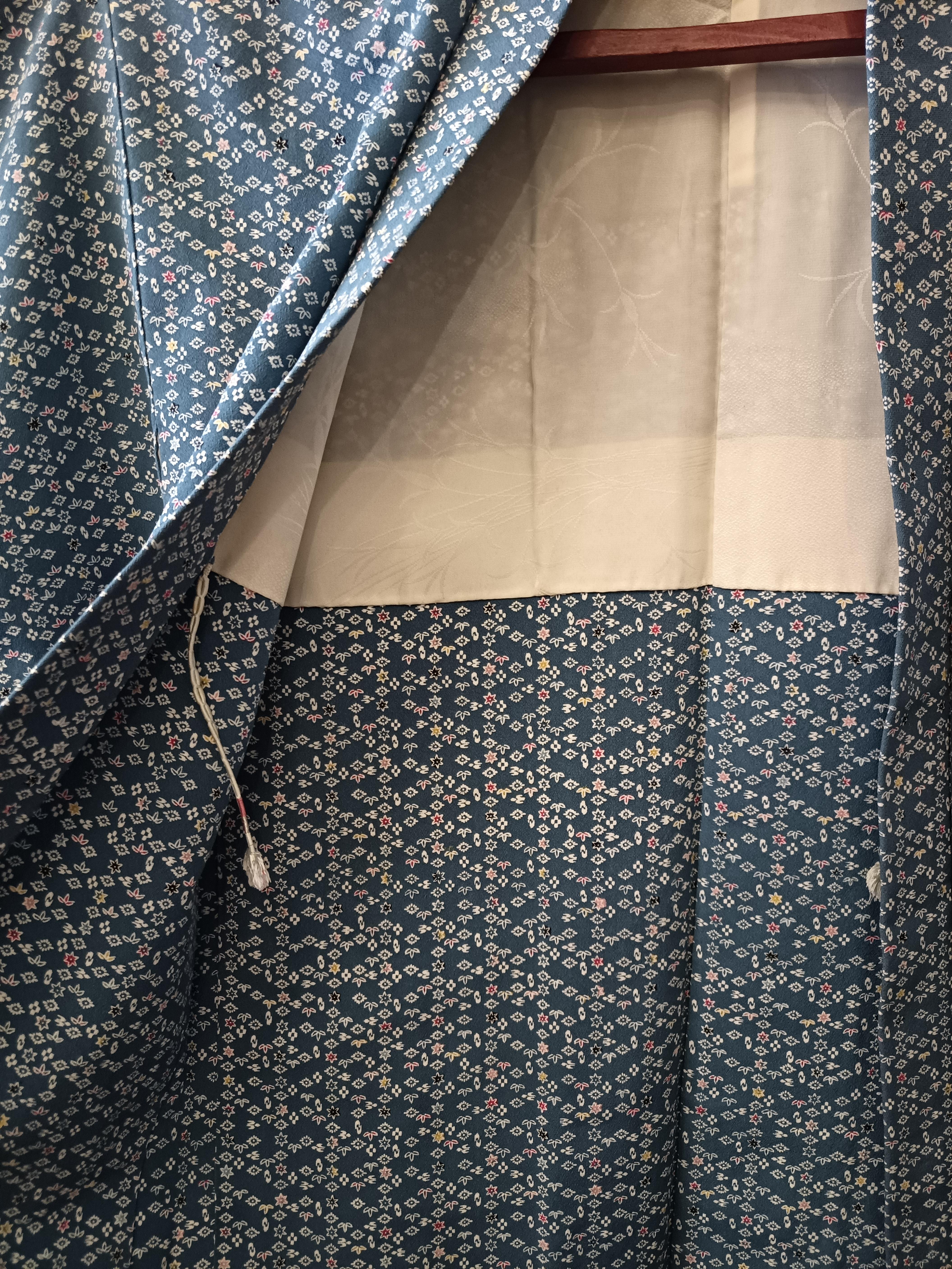 Showa Giacca haori in seta giapponese di colore grigio-blu con motivo a fiori e foglie in vendita