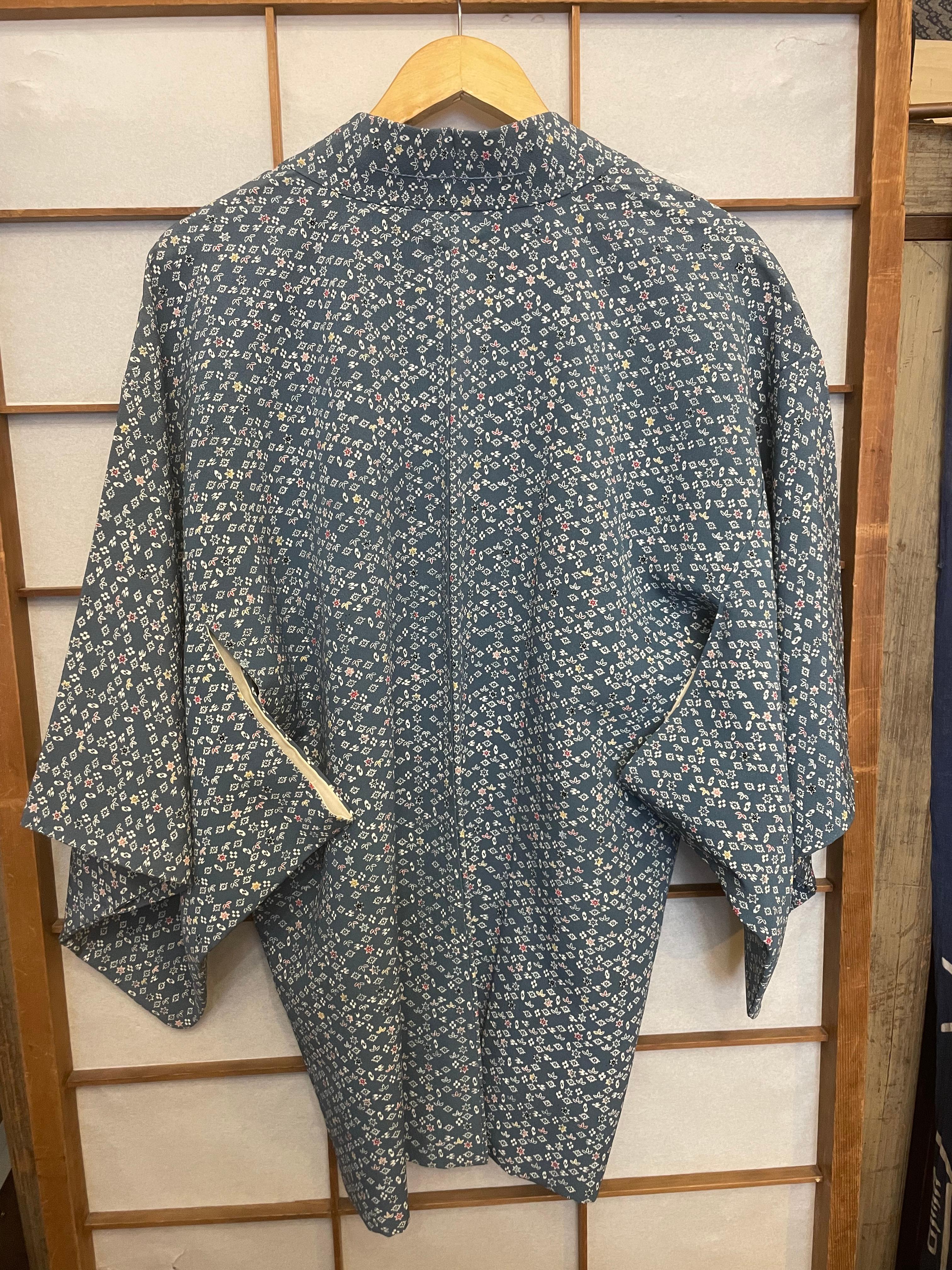 Giapponese Giacca haori in seta giapponese di colore grigio-blu con motivo a fiori e foglie in vendita
