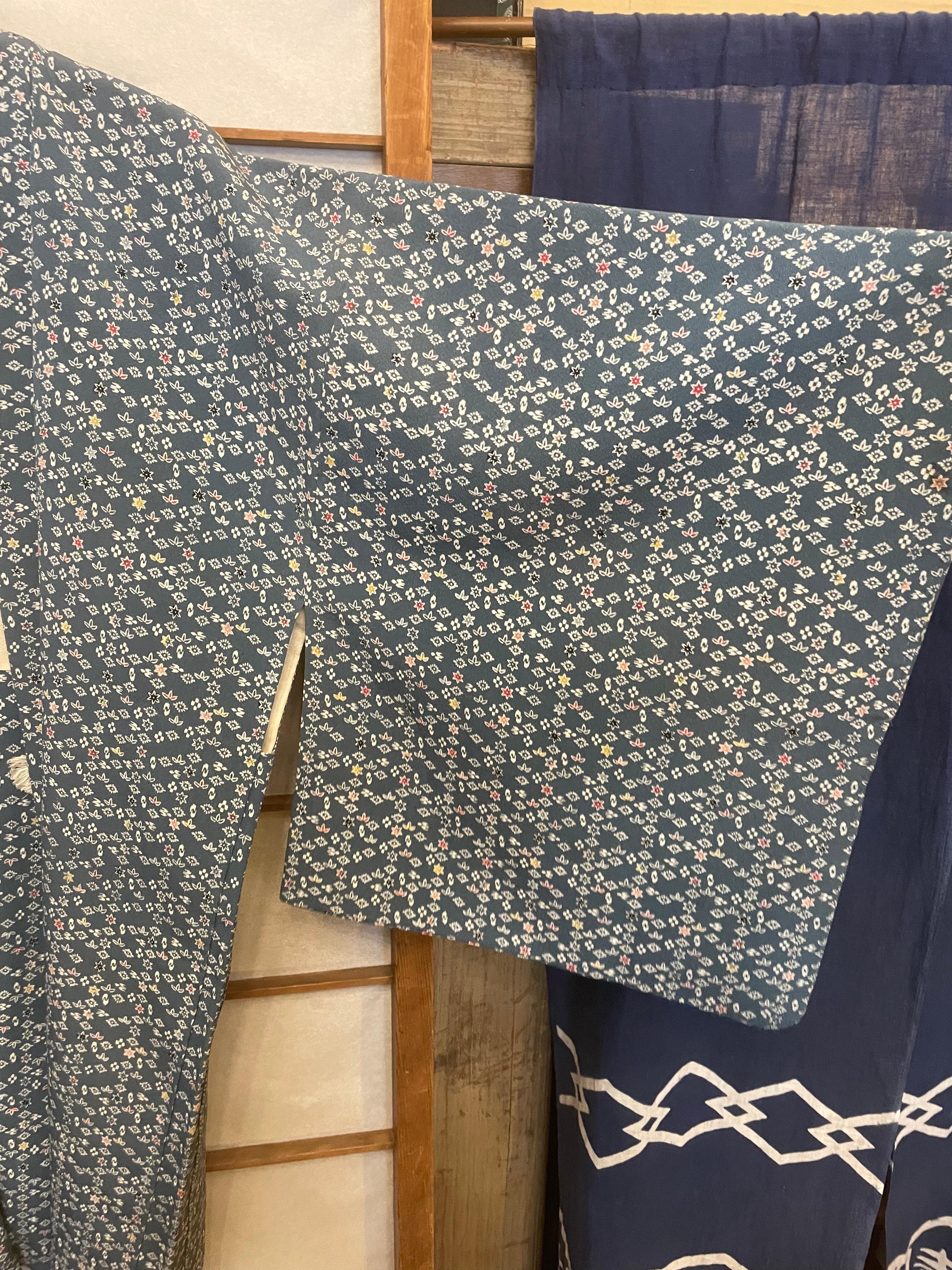 Giacca haori in seta giapponese di colore grigio-blu con motivo a fiori e foglie In condizioni buone in vendita a Paris, FR