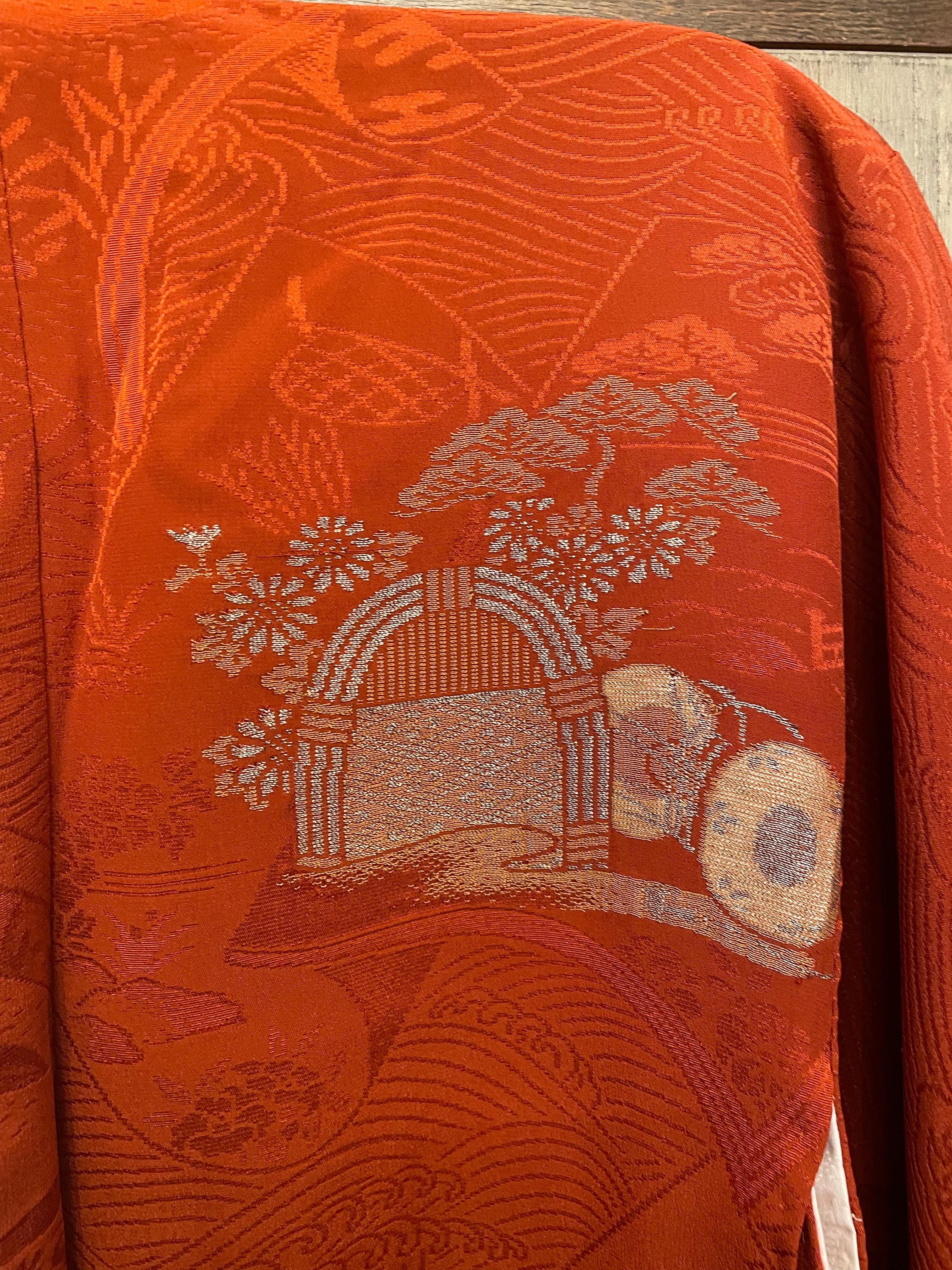 Dies ist eine Seidenjacke, die in Japan hergestellt wurde.
Es wurde in der Showa-Ära in den 1970er Jahren hergestellt.

Der Haori ist eine traditionelle japanische hüft- oder oberschenkellange Jacke, die über einem Kimono getragen wird. Der Haori