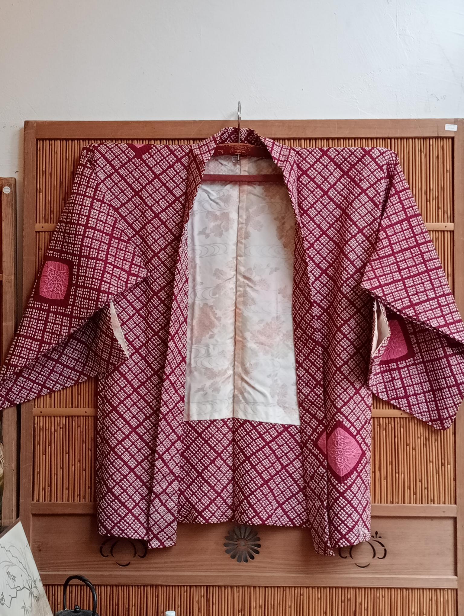 Giacca giapponese in seta Haori Shibori Rosso anni '80 Showa In condizioni buone in vendita a Paris, FR