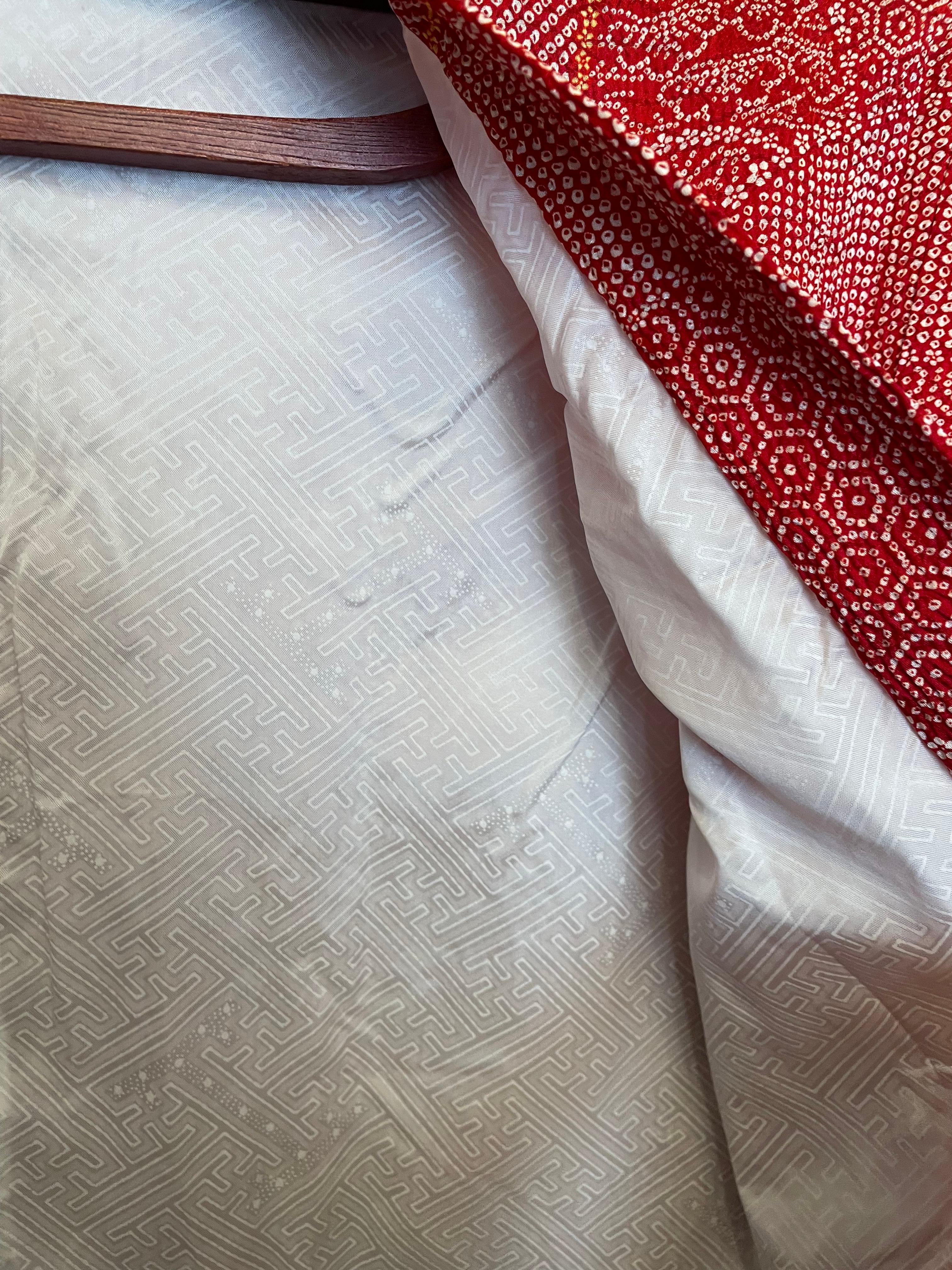 Giacca giapponese Haori in seta Shibori Rosso anni 2000 Heisei In condizioni buone in vendita a Paris, FR