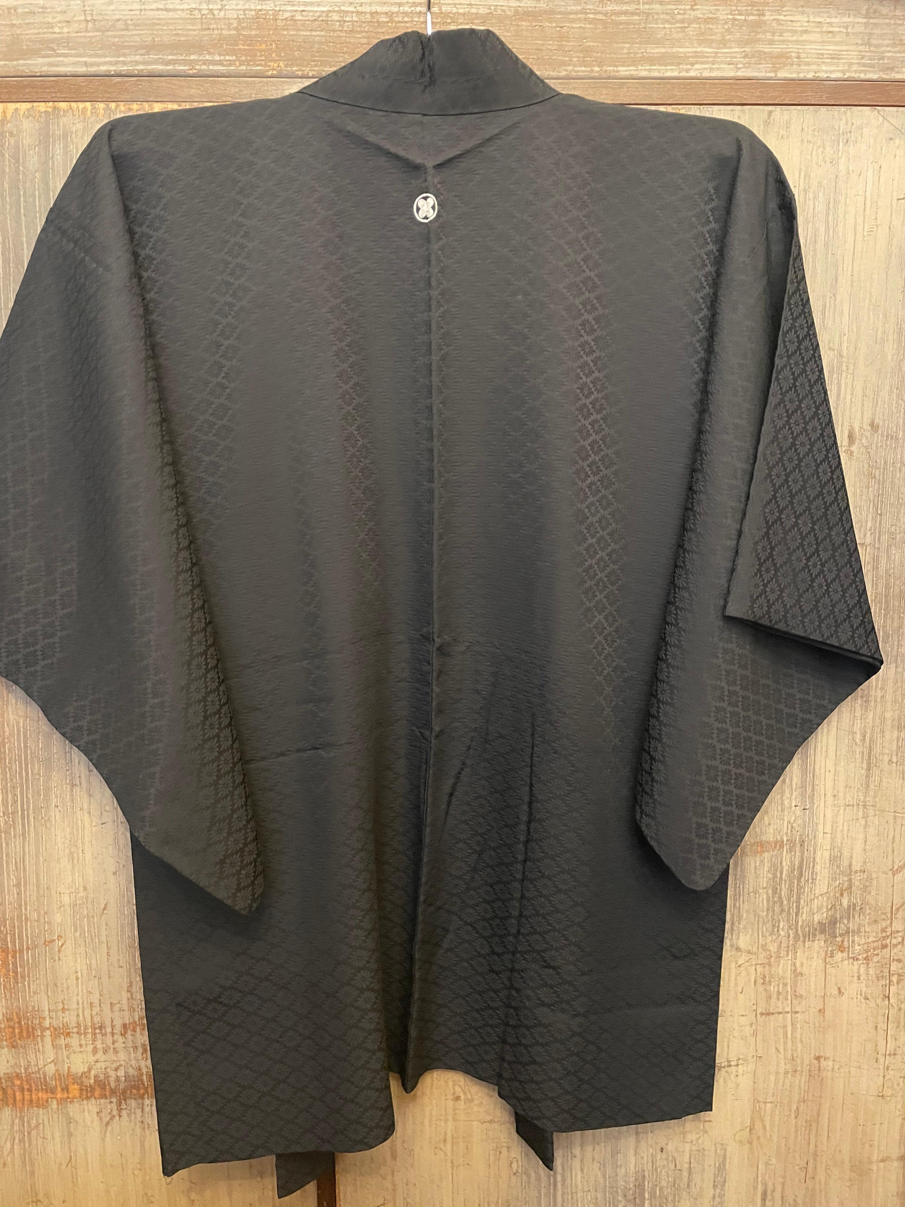 Japanische Haori-Jacke aus Seide Einfach Schwarz 1980er MaruniChigaiTakanoHaMon im Angebot 1
