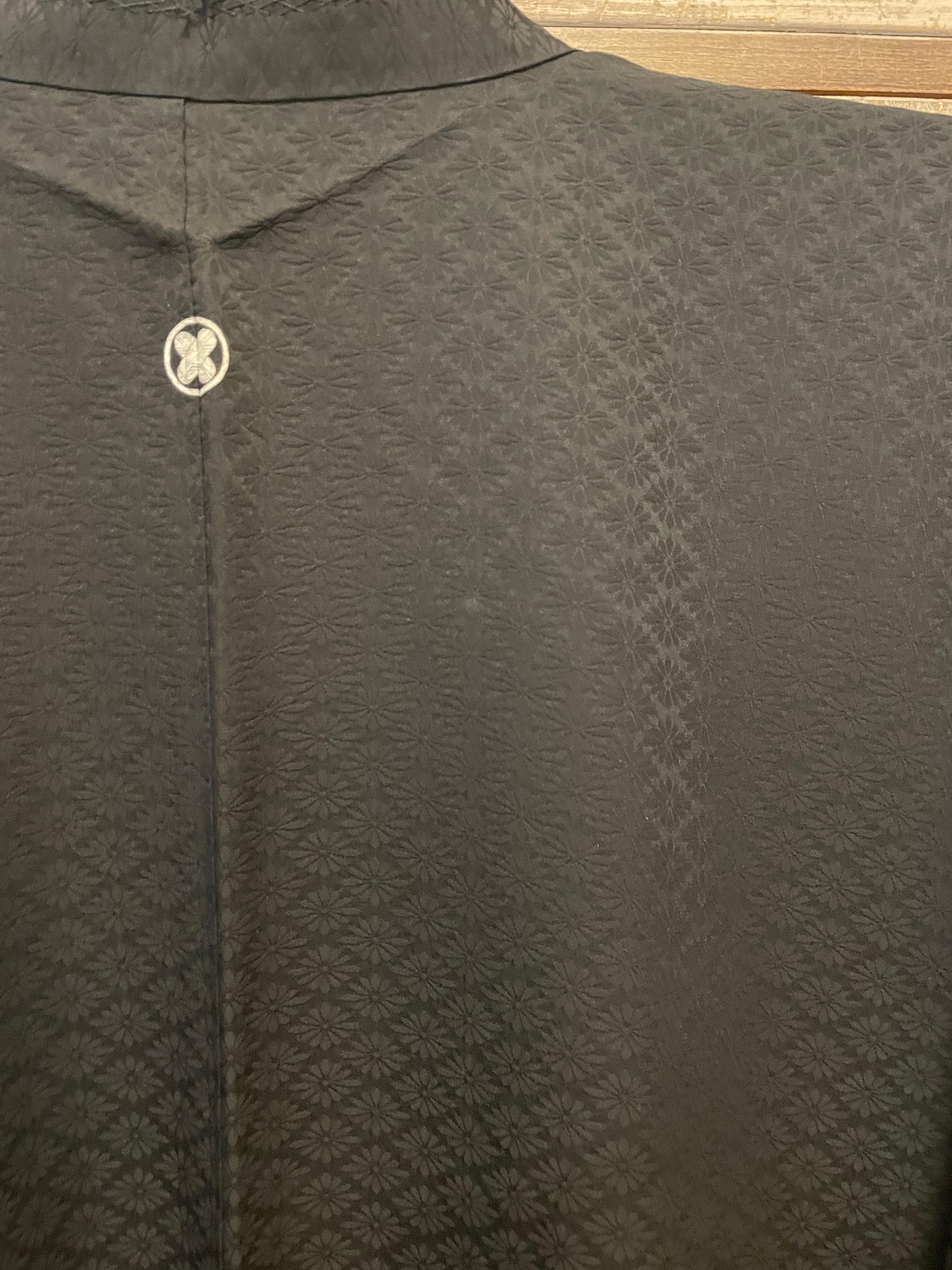Japanische Haori-Jacke aus Seide Einfach Schwarz 1980er MaruniChigaiTakanoHaMon im Angebot 2