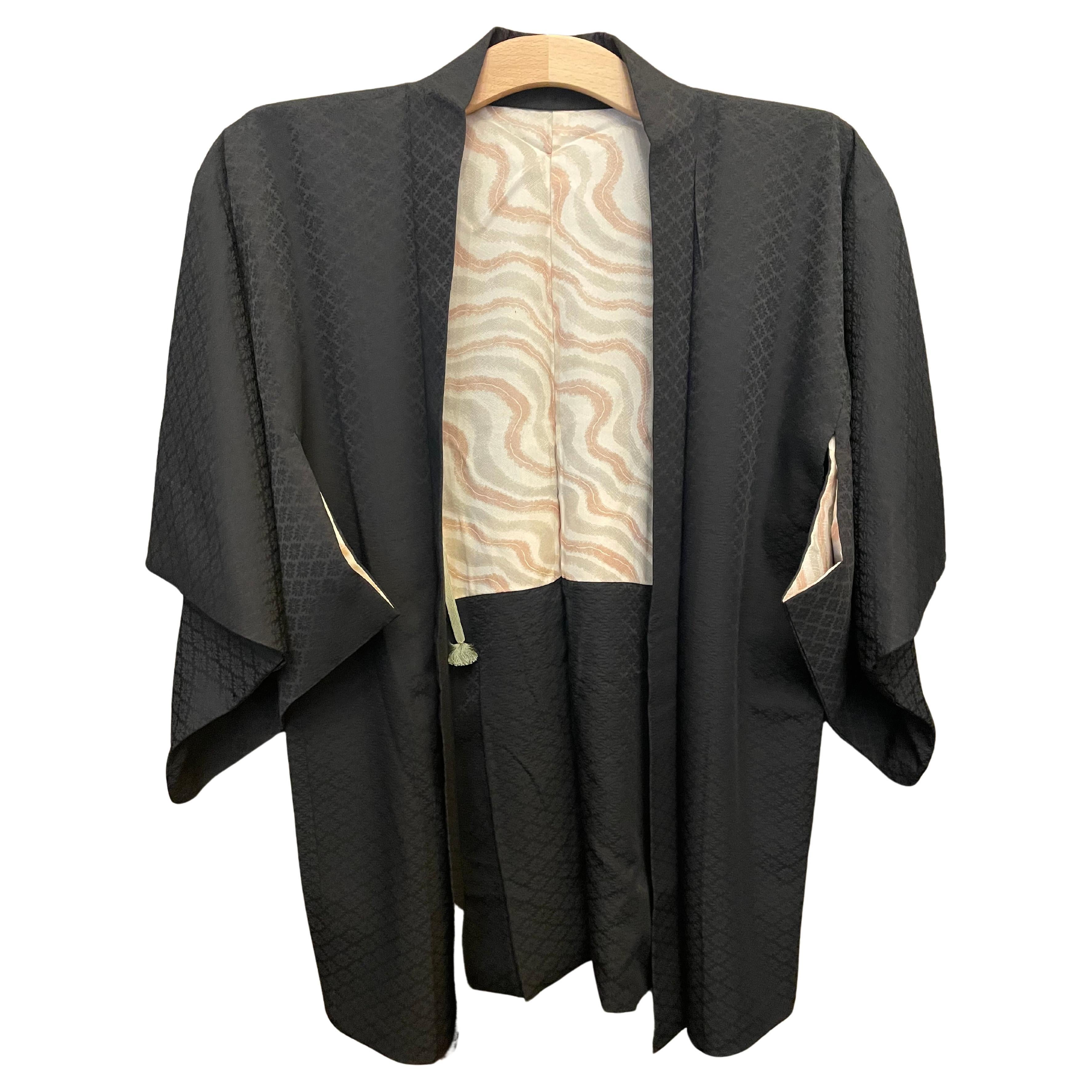 Japanische Haori-Jacke aus Seide Einfach Schwarz 1980er MaruniChigaiTakanoHaMon im Angebot