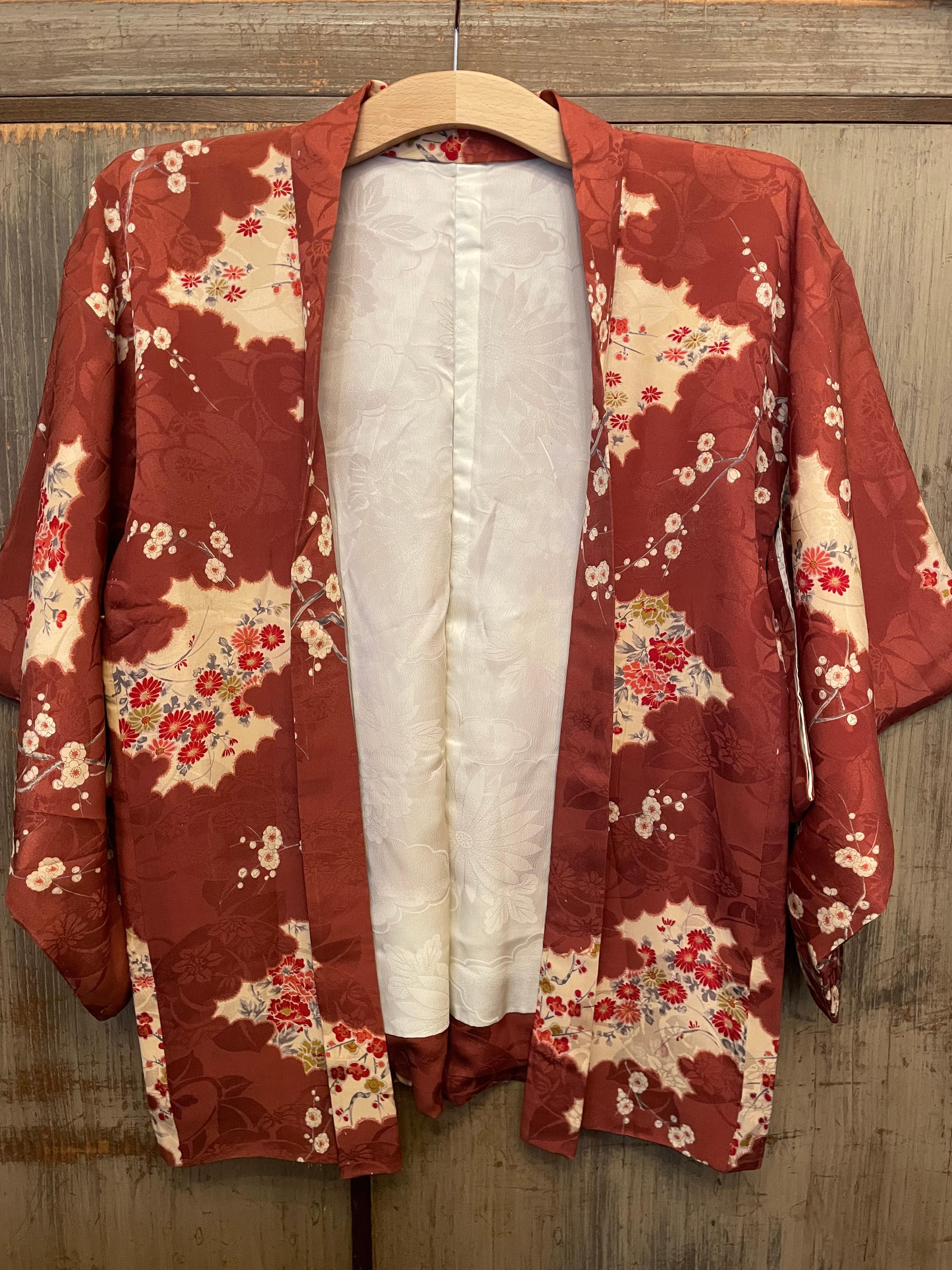 Dies ist eine Seidenjacke, die in Japan hergestellt wurde.
Es wurde in der Showa-Ära in den 1980er Jahren hergestellt.

Der Haori ist eine traditionelle japanische hüft- oder oberschenkellange Jacke, die über einem Kimono getragen wird. Der Haori