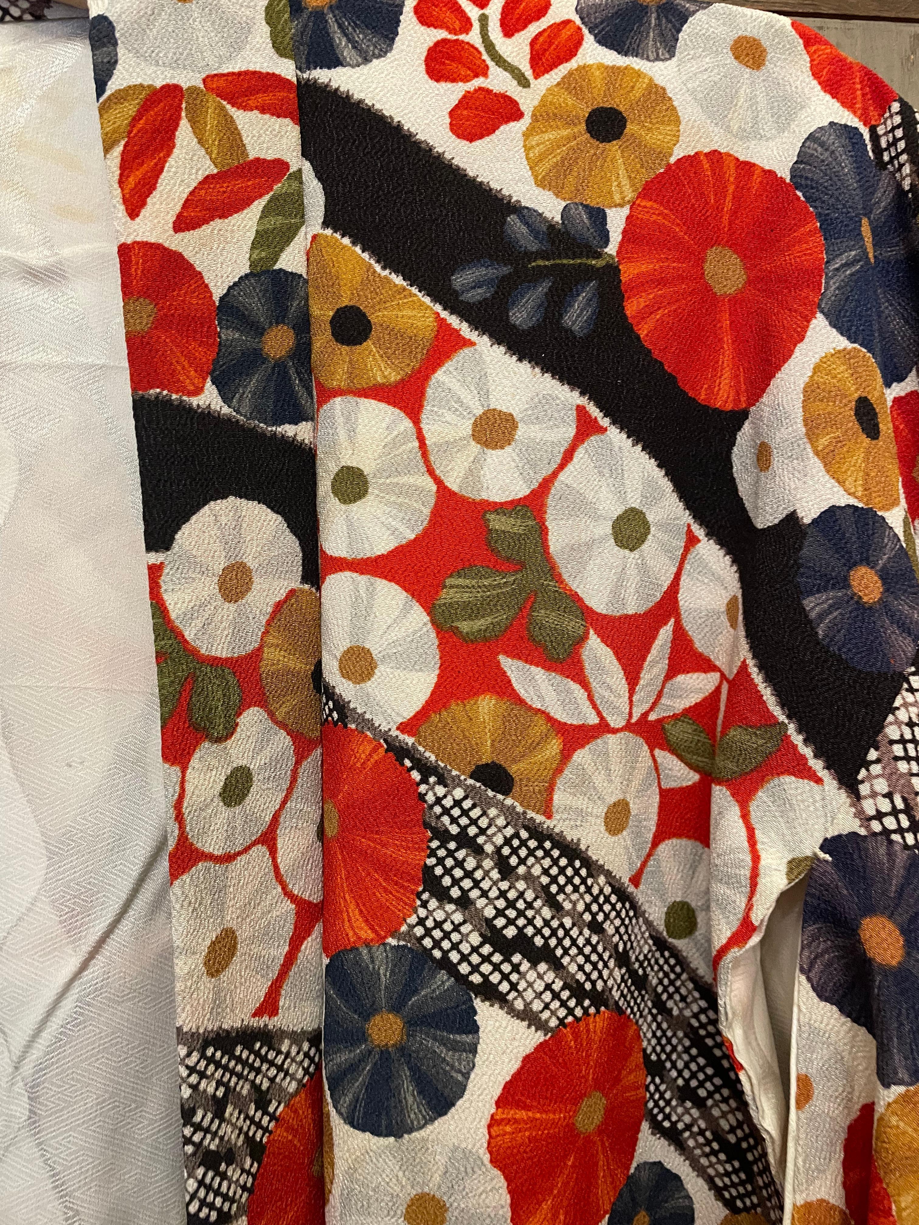 Japanese Silk Haori Poppy Multi Colours 1980s Showa In Fair Condition For Sale In Paris, FR