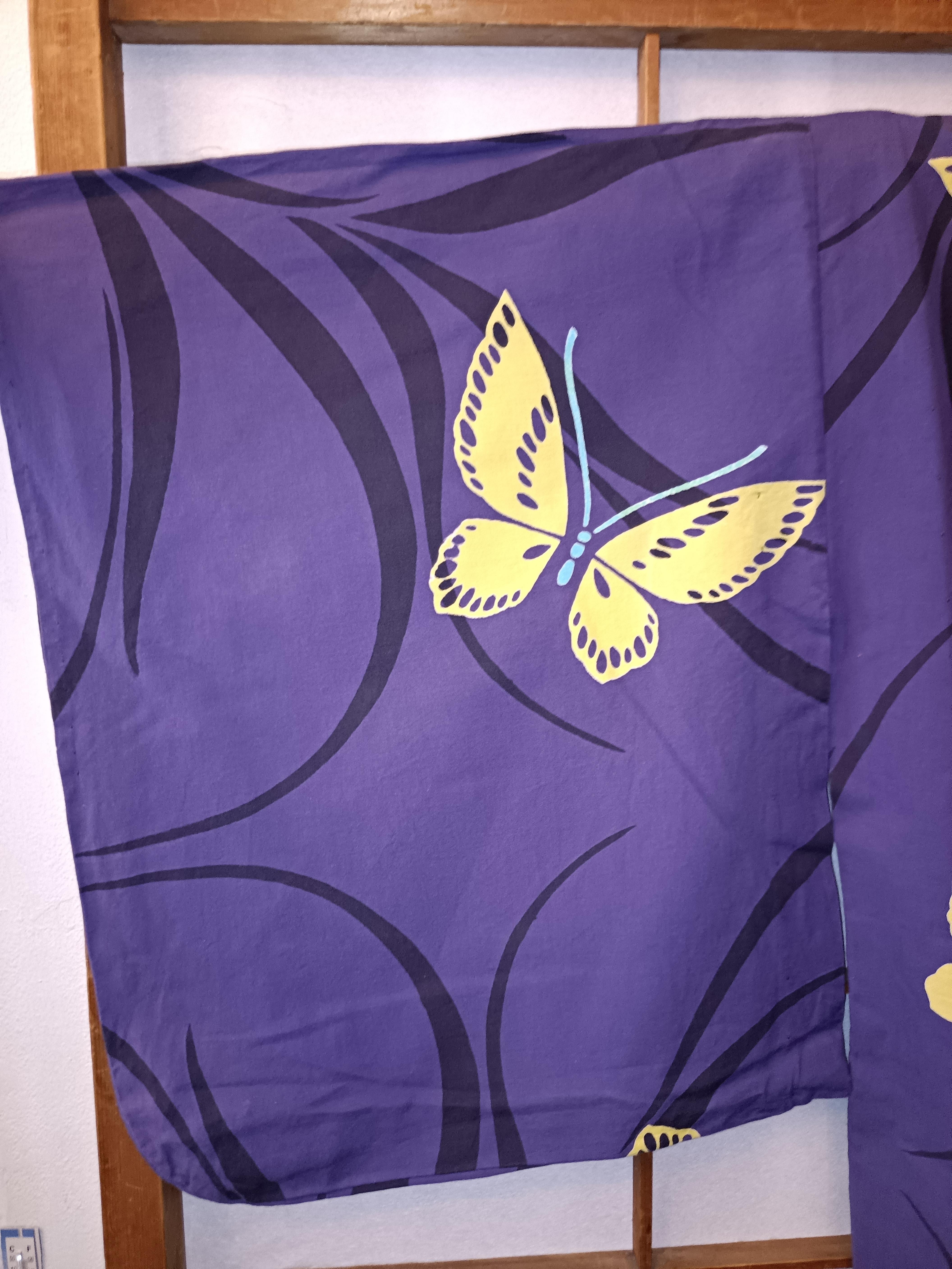Japanese purple yukata with yellow butterfly pattern 1970s In Good Condition For Sale In Paris, FR