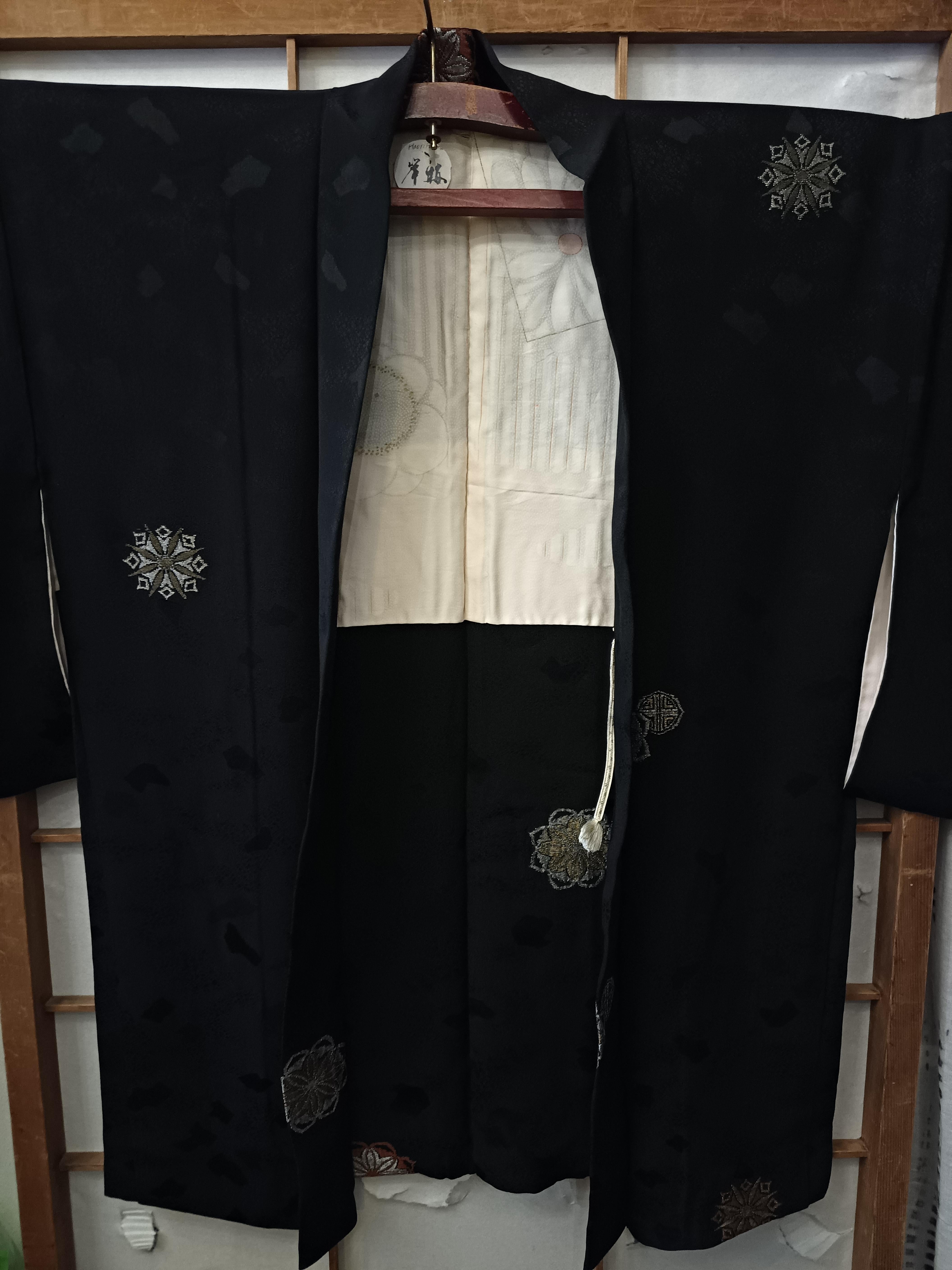 This is a silk jacket which was made in Japan.
It was made in Showa era around 1980s.

The haori is a traditional Japanese hip- or thigh-length jacket worn over a kimono. Resembling a shortened kimono with no overlapping front panels (okumi), the