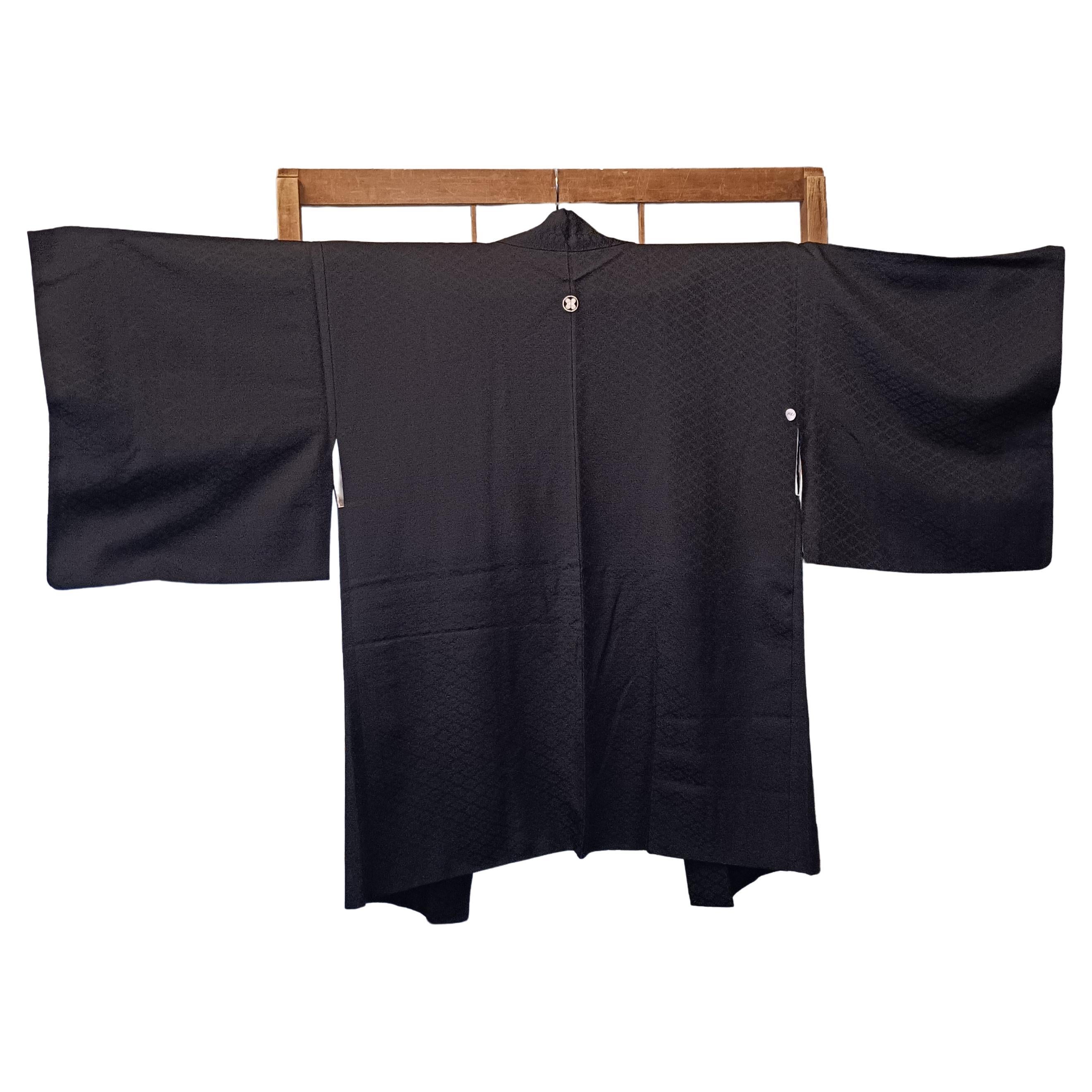Se trata de una chaqueta de seda fabricada en Japón.
Se fabricó en la era Showa, alrededor de la década de 1970.

El haori es una chaqueta tradicional japonesa que llega hasta la cadera o el muslo y se lleva sobre el kimono. Parecido a un kimono