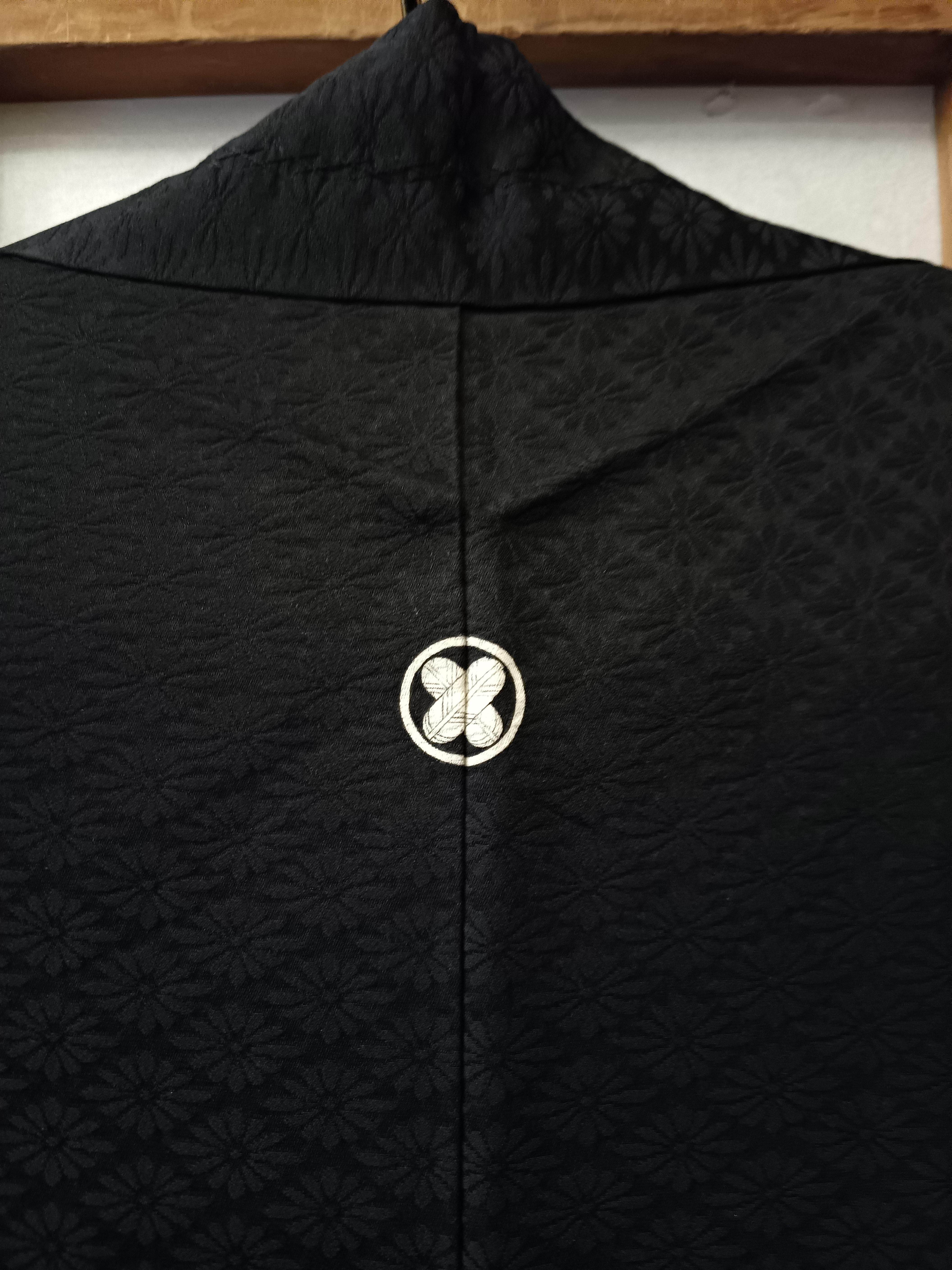 Chaqueta de seda japonesa HAORI negra siglo XX en venta