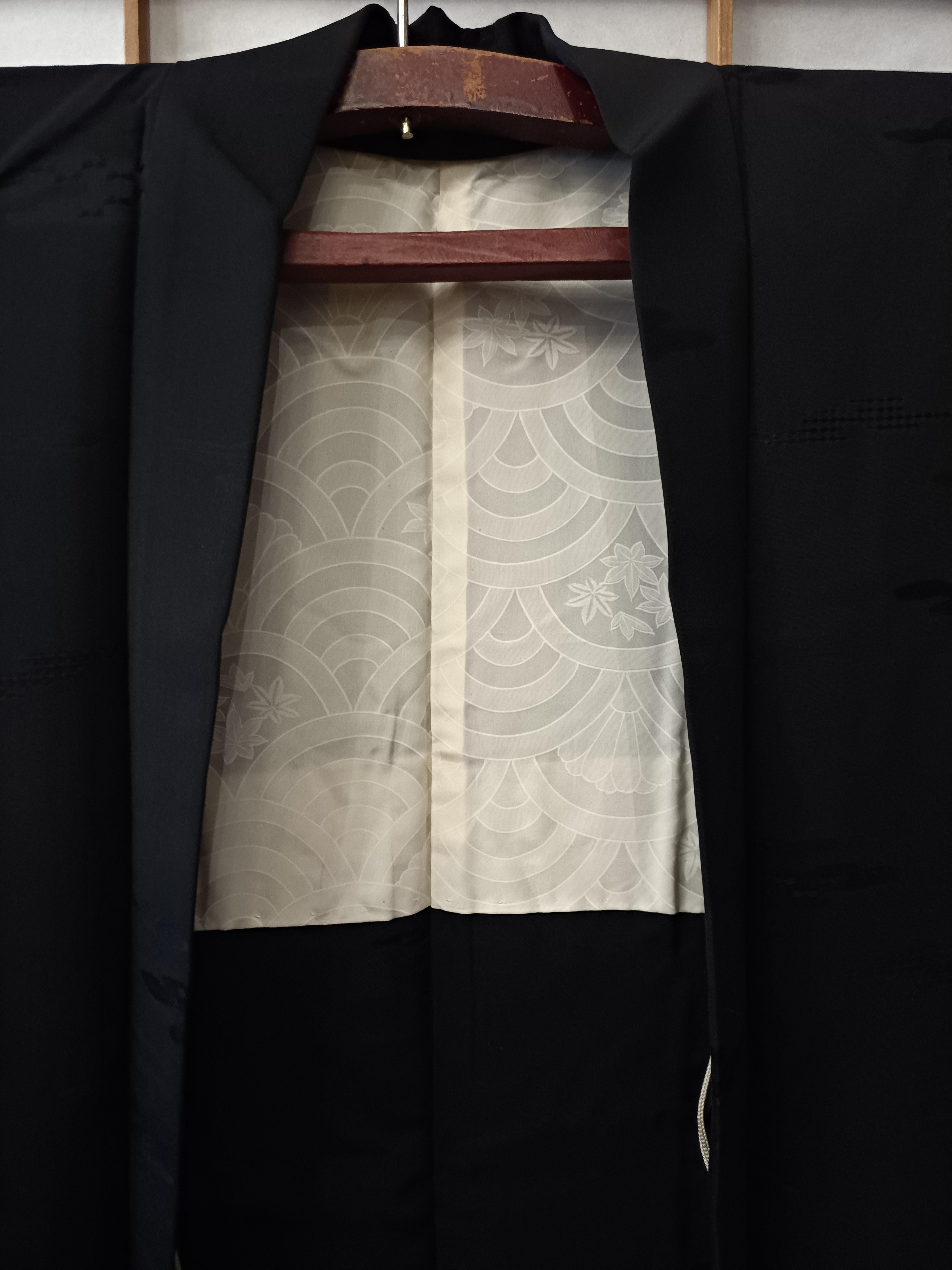 Showa Japanese silk jacket HAORI black with a white gold wave patterned lining For Sale