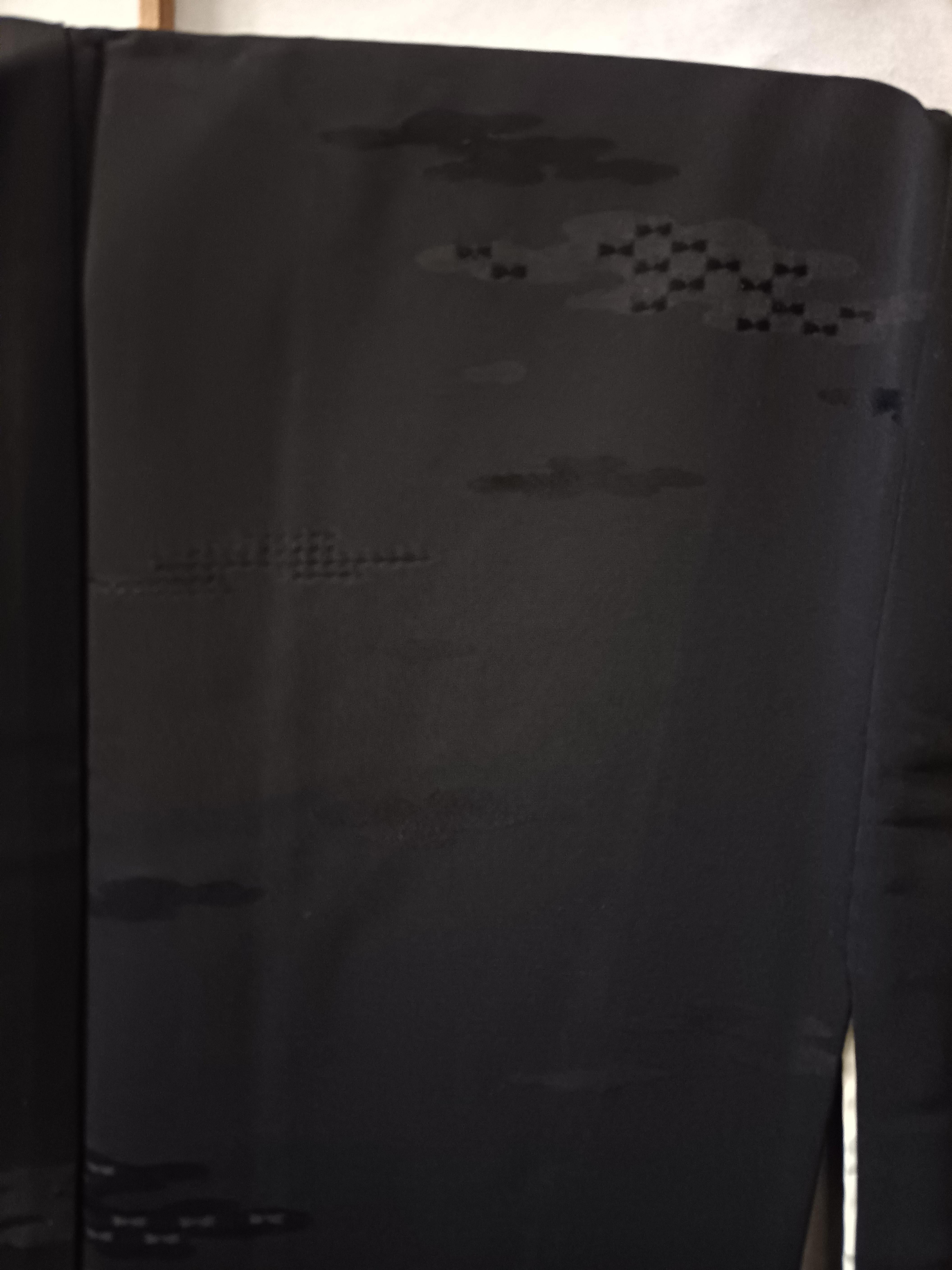 Japanese silk jacket HAORI black with a white gold wave patterned lining In Good Condition For Sale In Paris, FR