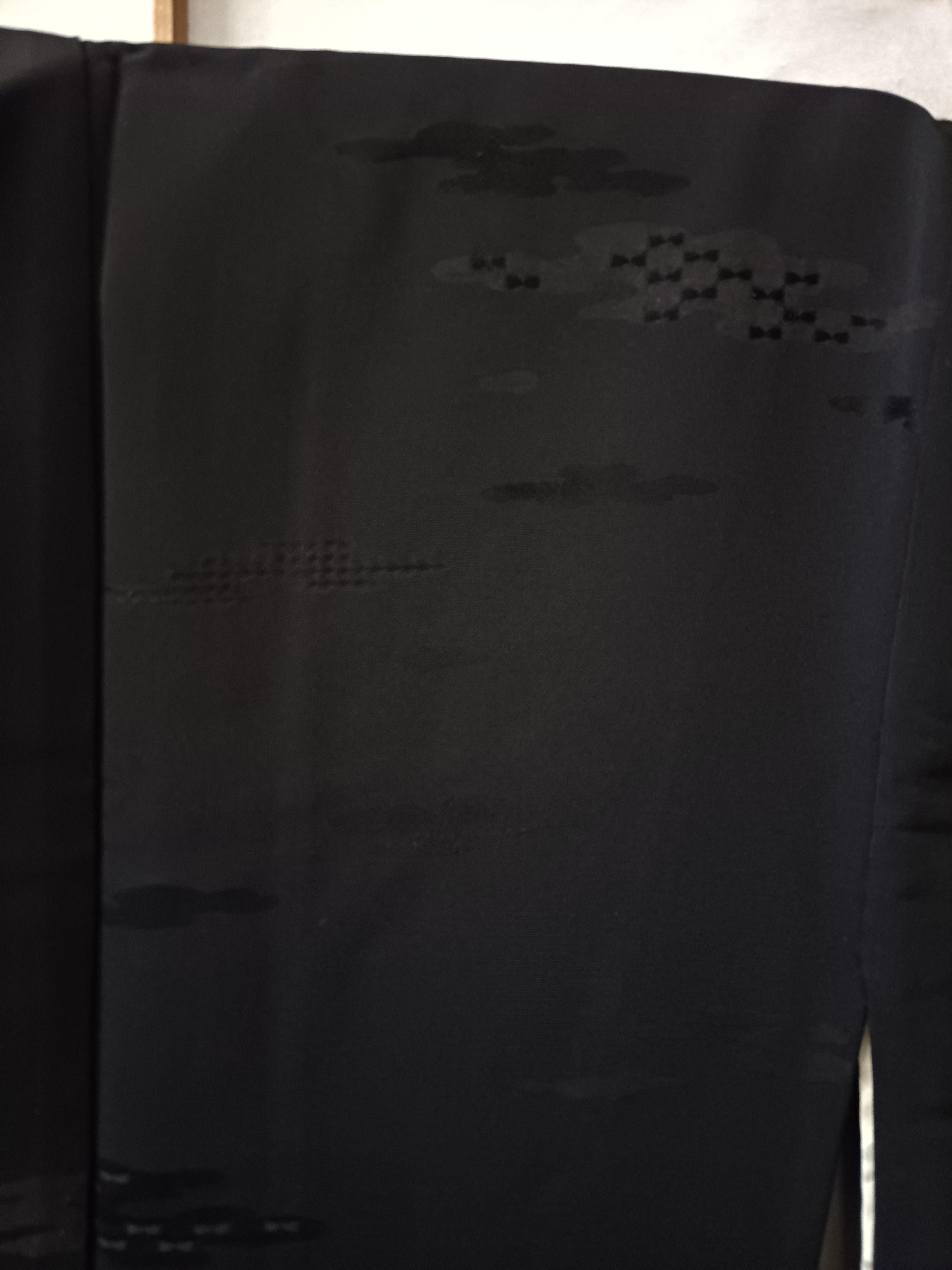 Silk Japanese silk jacket HAORI black with a white gold wave patterned lining For Sale