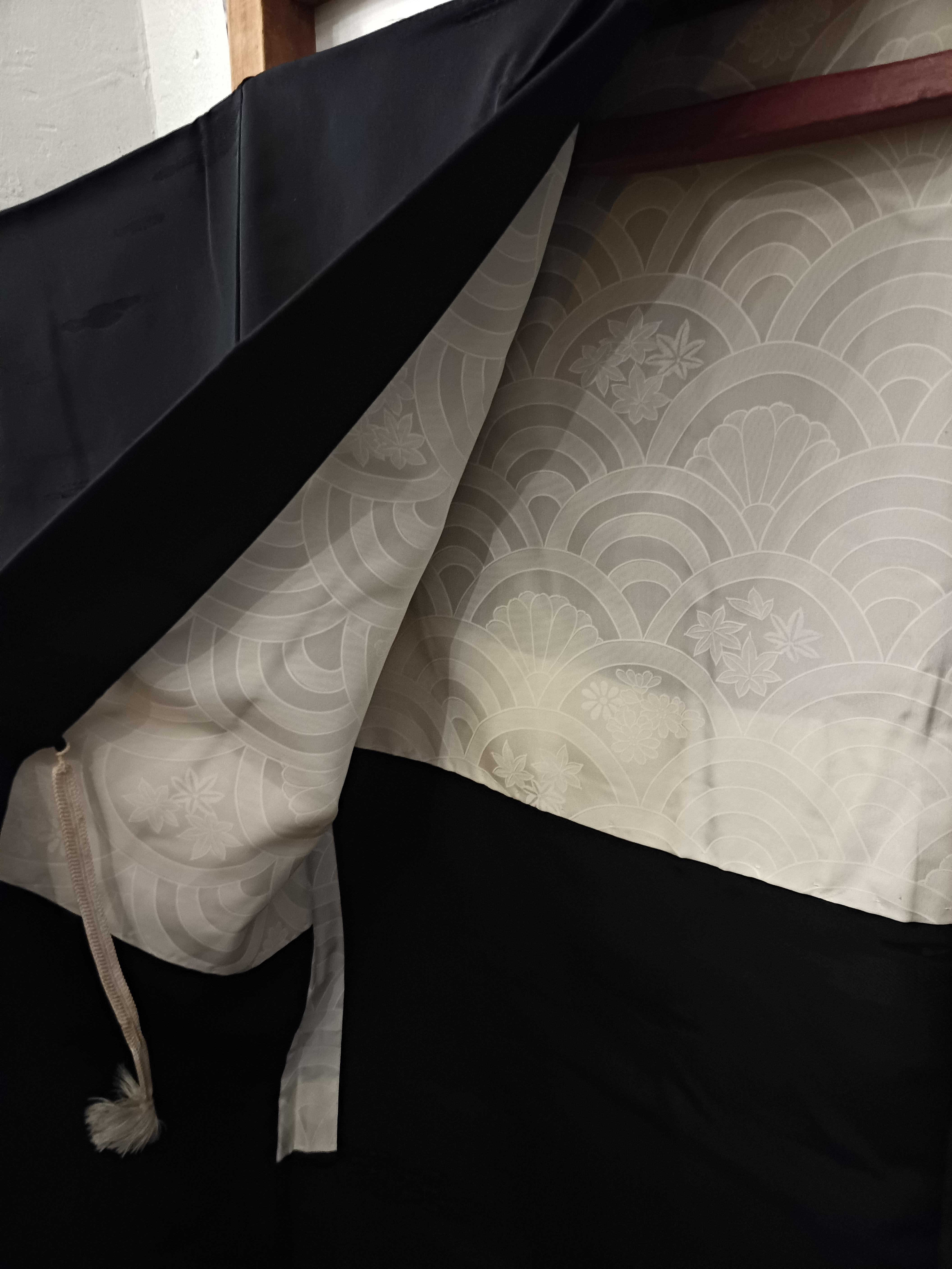 Japanese silk jacket HAORI black with a white gold wave patterned lining For Sale 1