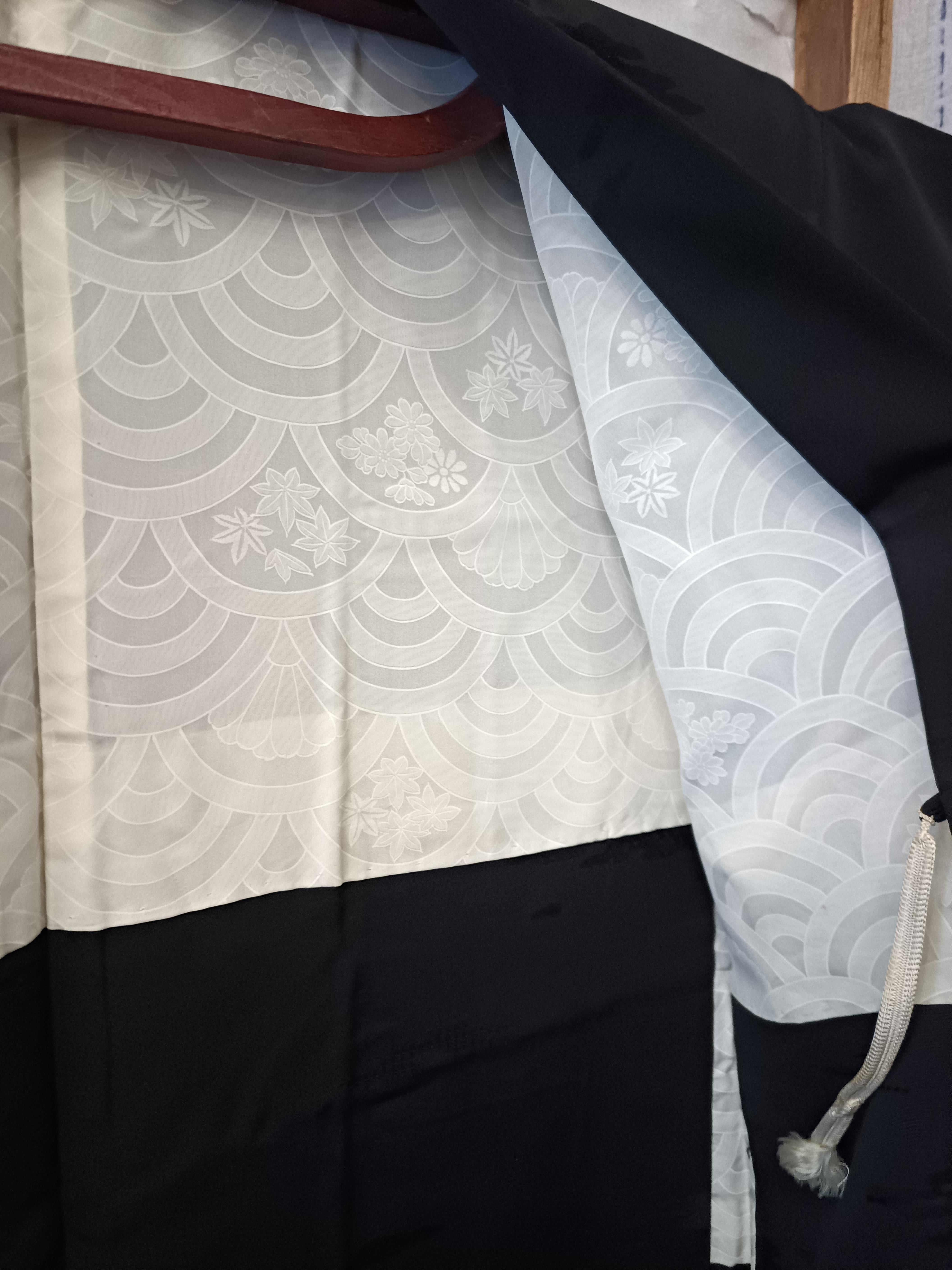Japanese silk jacket HAORI black with a white gold wave patterned lining For Sale 2