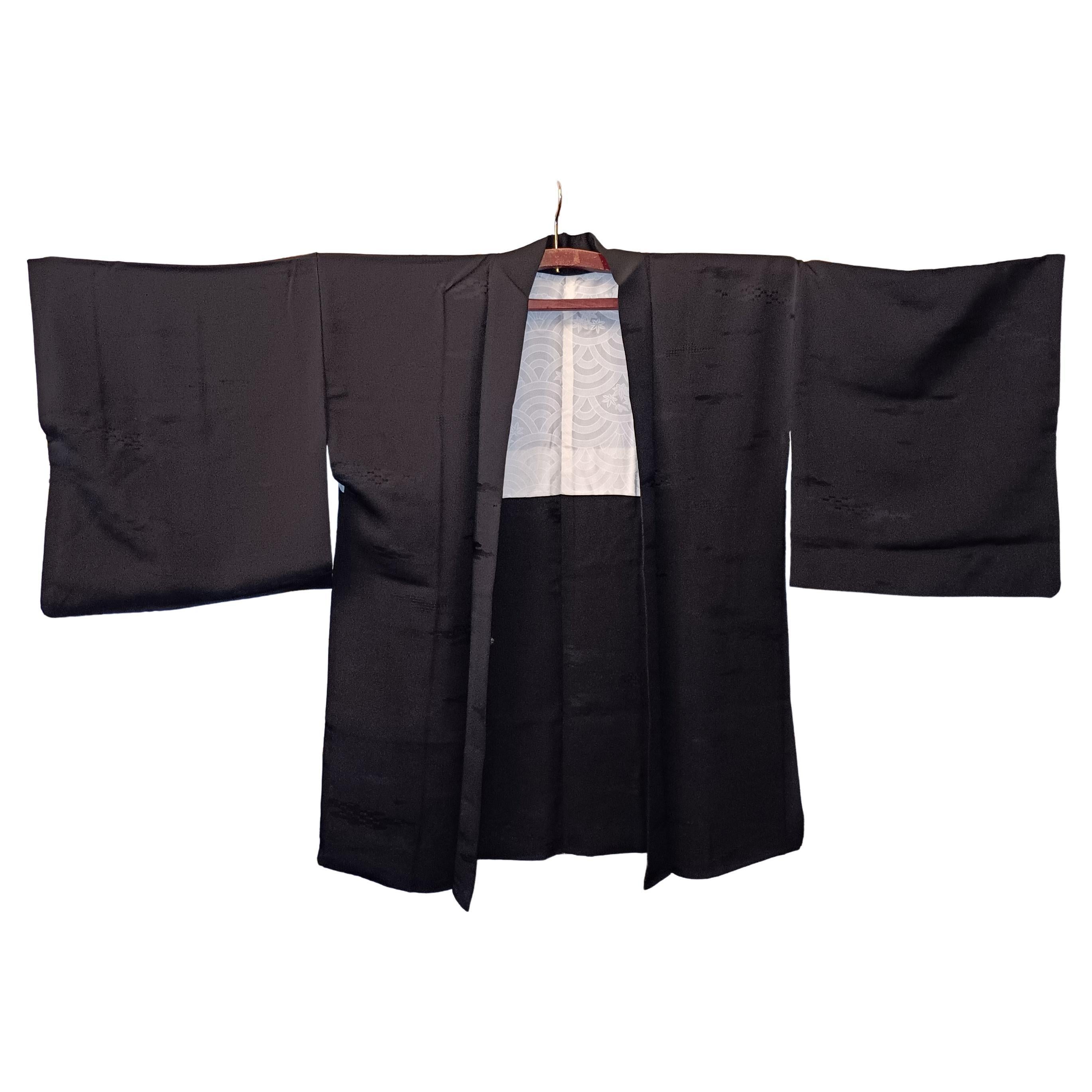 Japanese silk jacket HAORI black with a white gold wave patterned lining For Sale