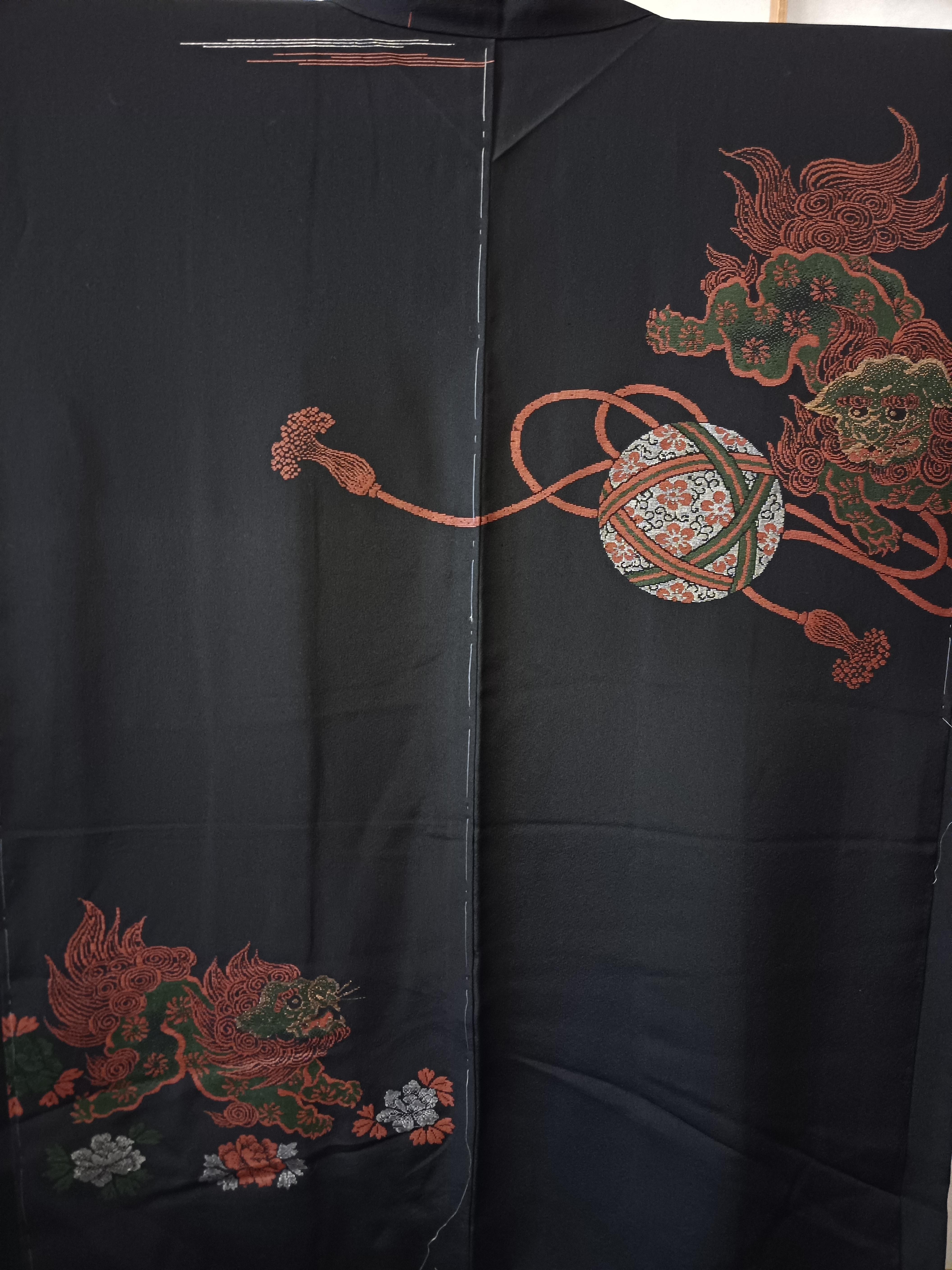 Showa Japanese silk jacket HAORI black with flower and lion pattern For Sale