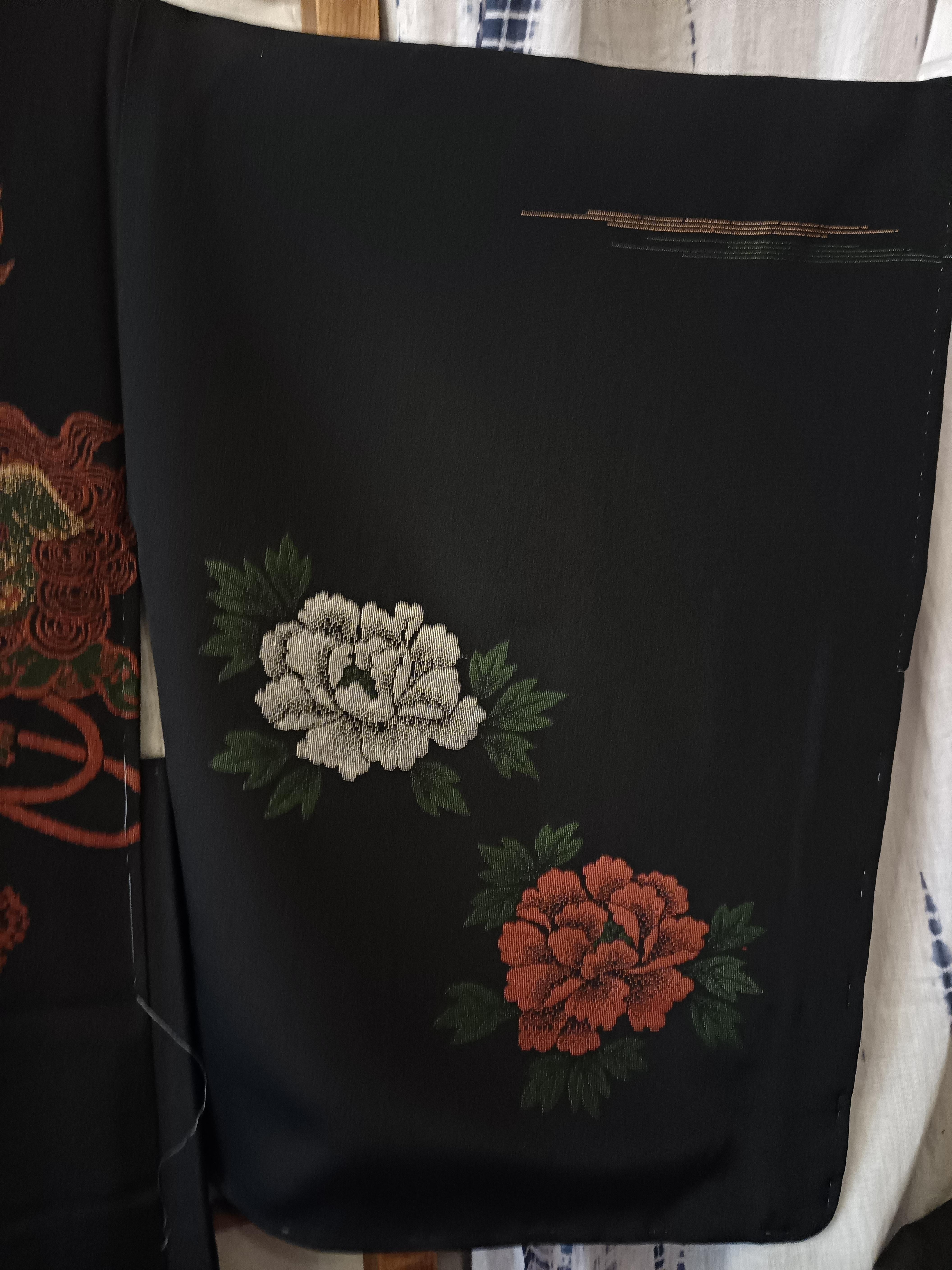Japanese silk jacket HAORI black with flower and lion pattern In Good Condition For Sale In Paris, FR