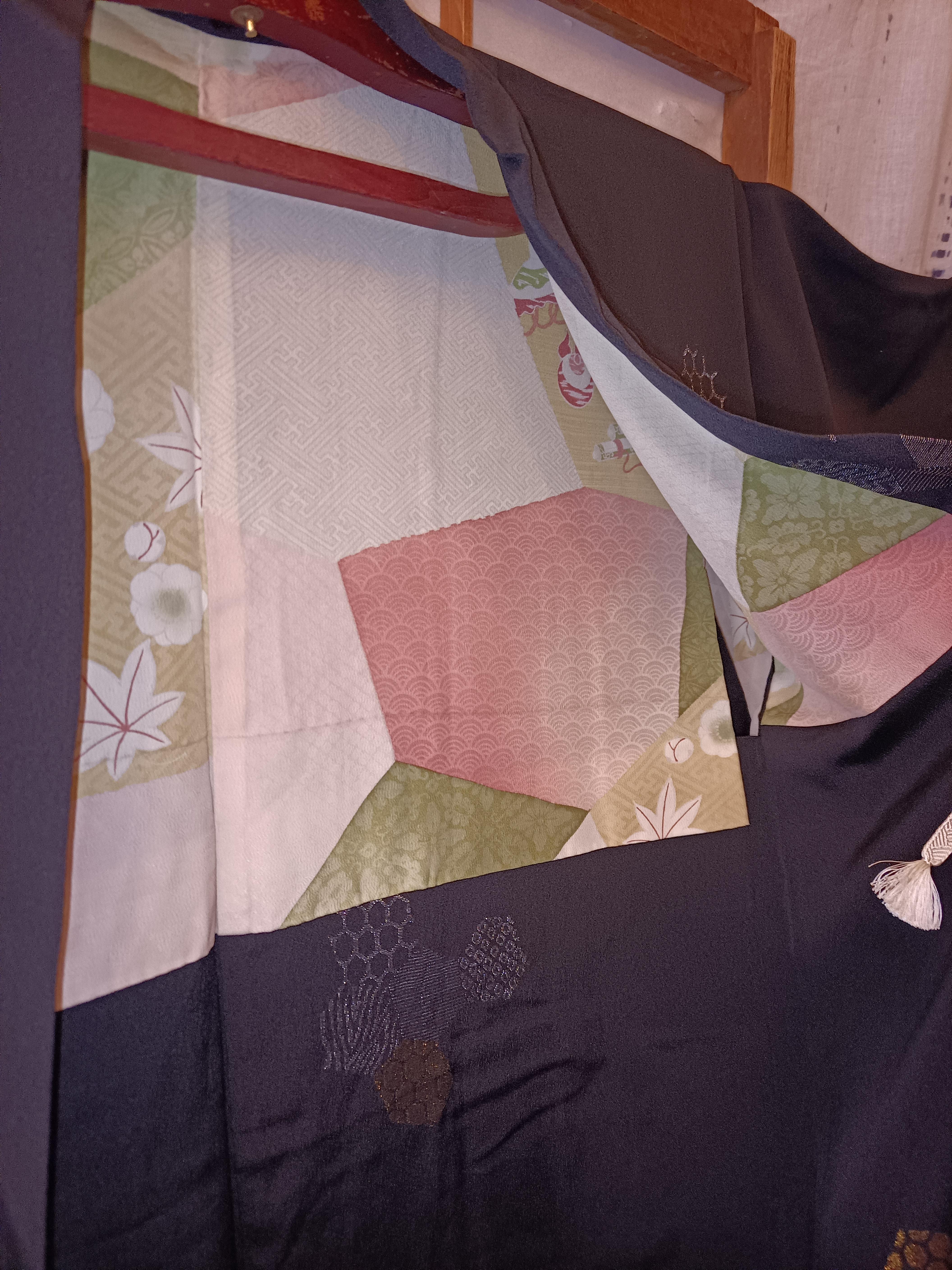 Japanese silk jacket HAORI black with gold pattern In Good Condition For Sale In Paris, FR