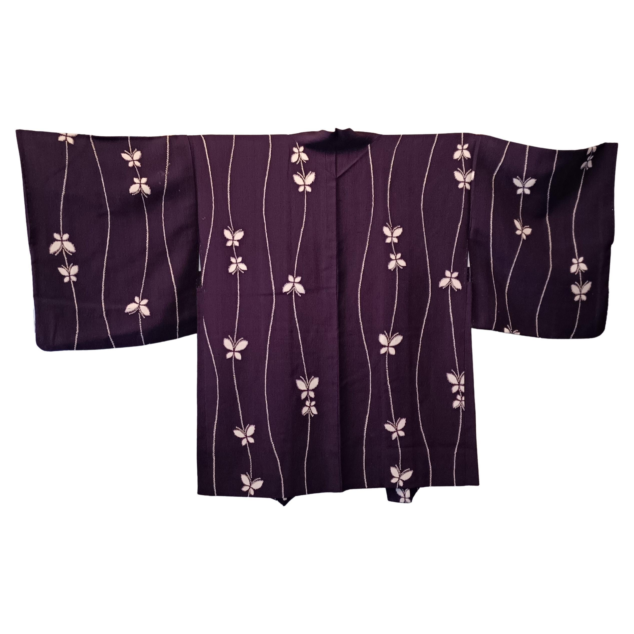 Se trata de una chaqueta de seda fabricada en Japón.
Se fabricó en la era Showa, alrededor de la década de 1980.

El haori es una chaqueta tradicional japonesa que llega hasta la cadera o el muslo y se lleva sobre el kimono. Parecido a un kimono