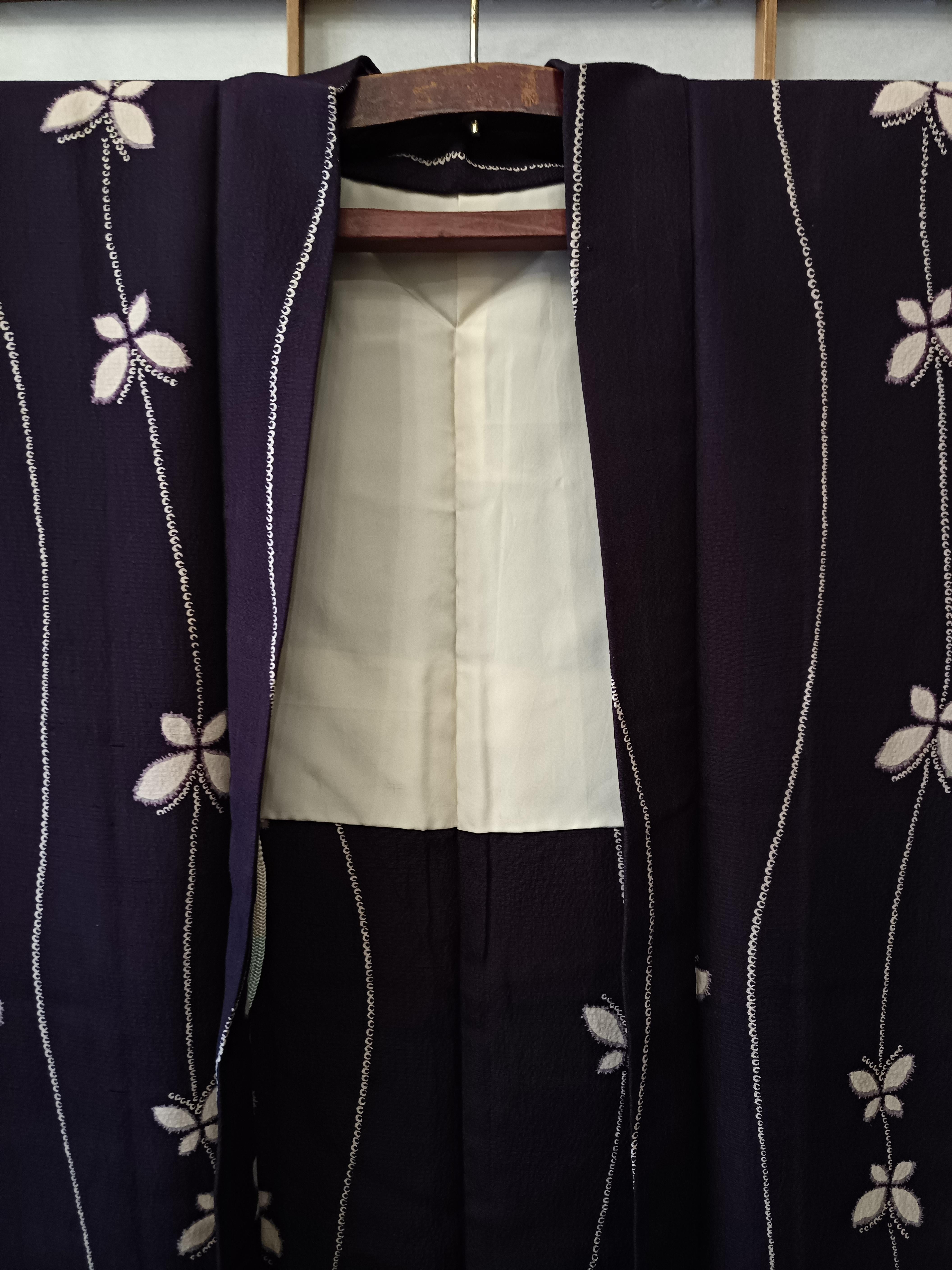 Chaqueta de seda japonesa HAORI morado oscuro con estampado de mariposas blancas Showa en venta