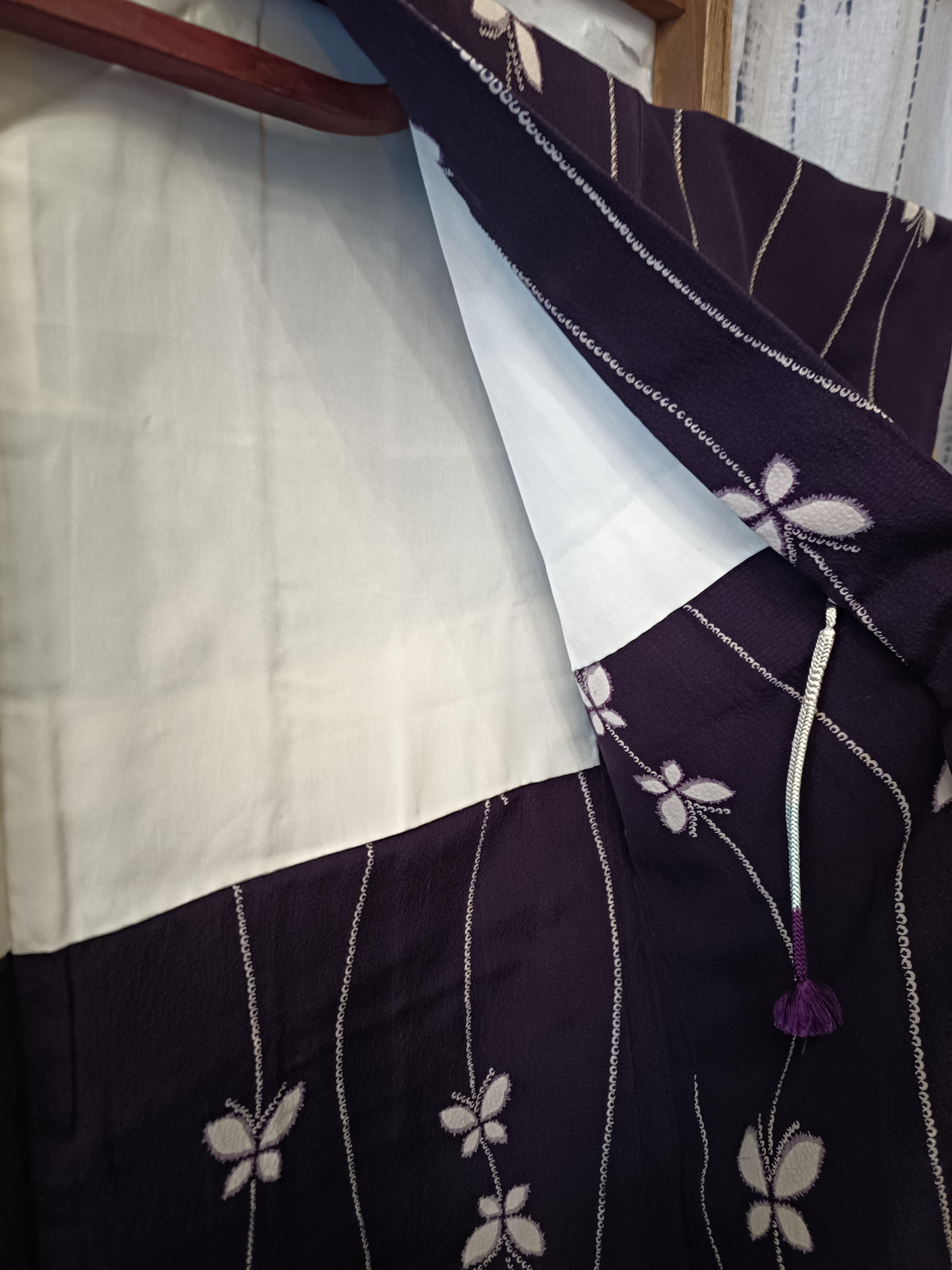 Chaqueta de seda japonesa HAORI morado oscuro con estampado de mariposas blancas Japonés en venta