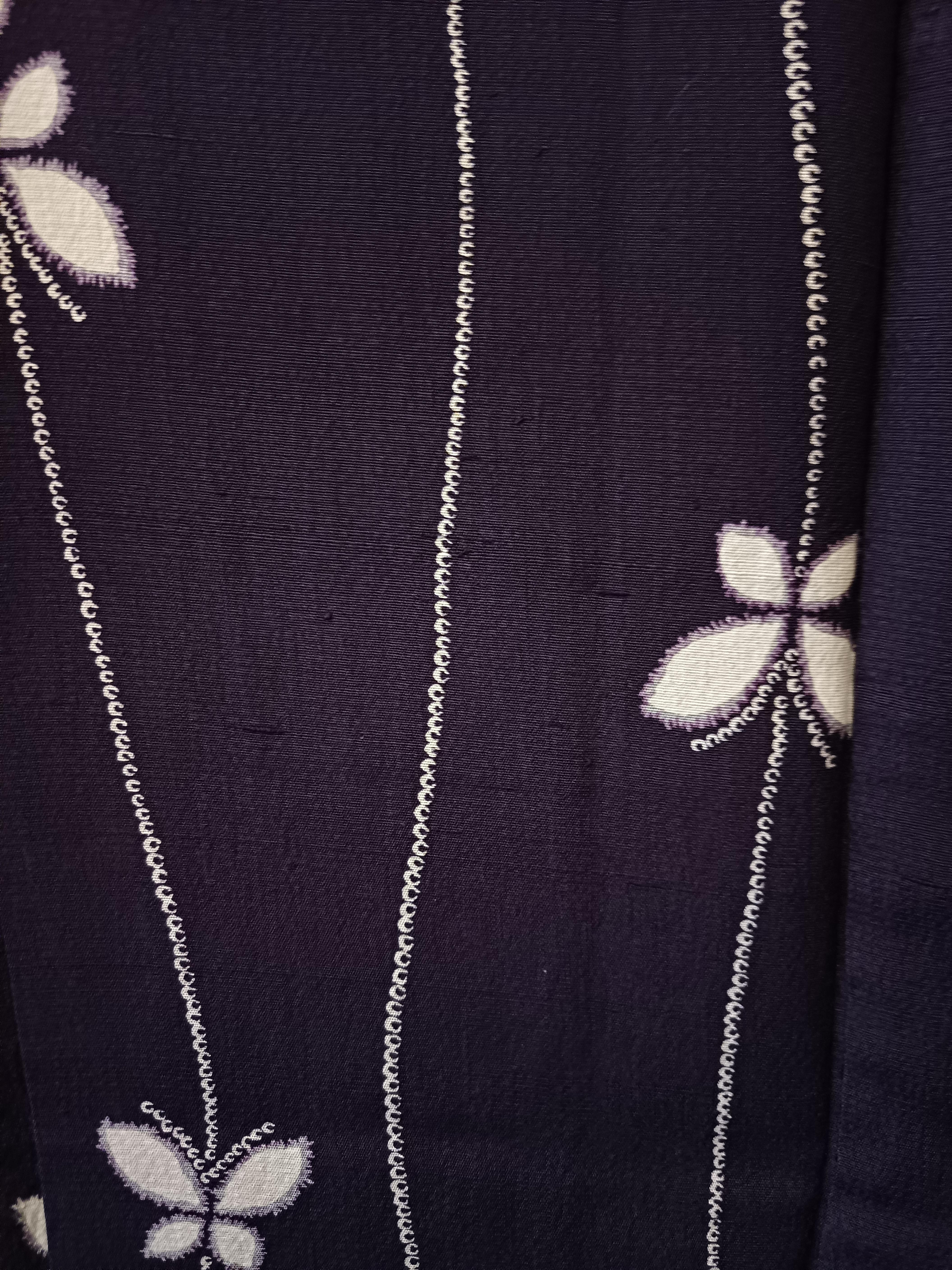 Chaqueta de seda japonesa HAORI morado oscuro con estampado de mariposas blancas siglo XX en venta