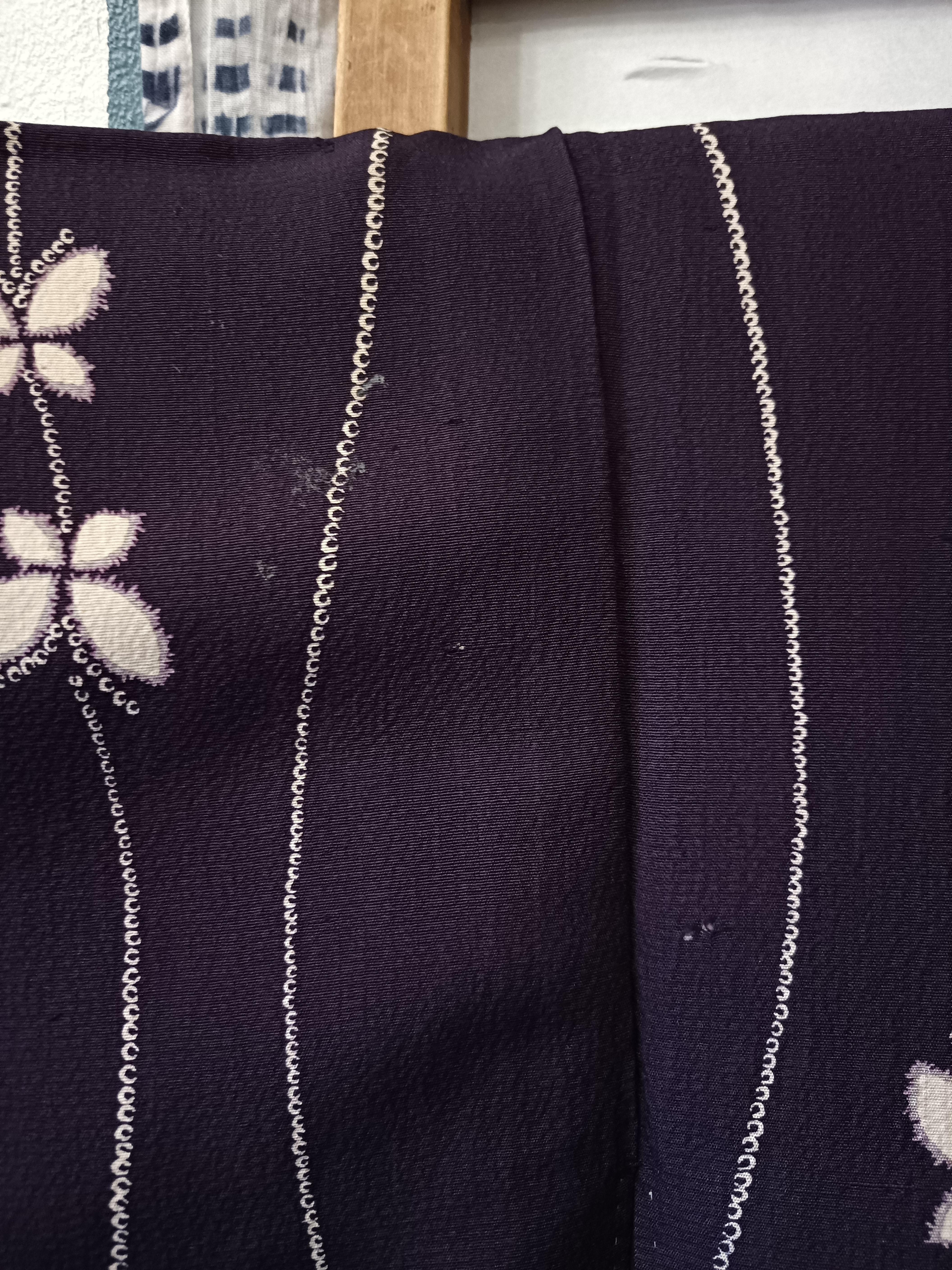 Chaqueta de seda japonesa HAORI morado oscuro con estampado de mariposas blancas Seda en venta