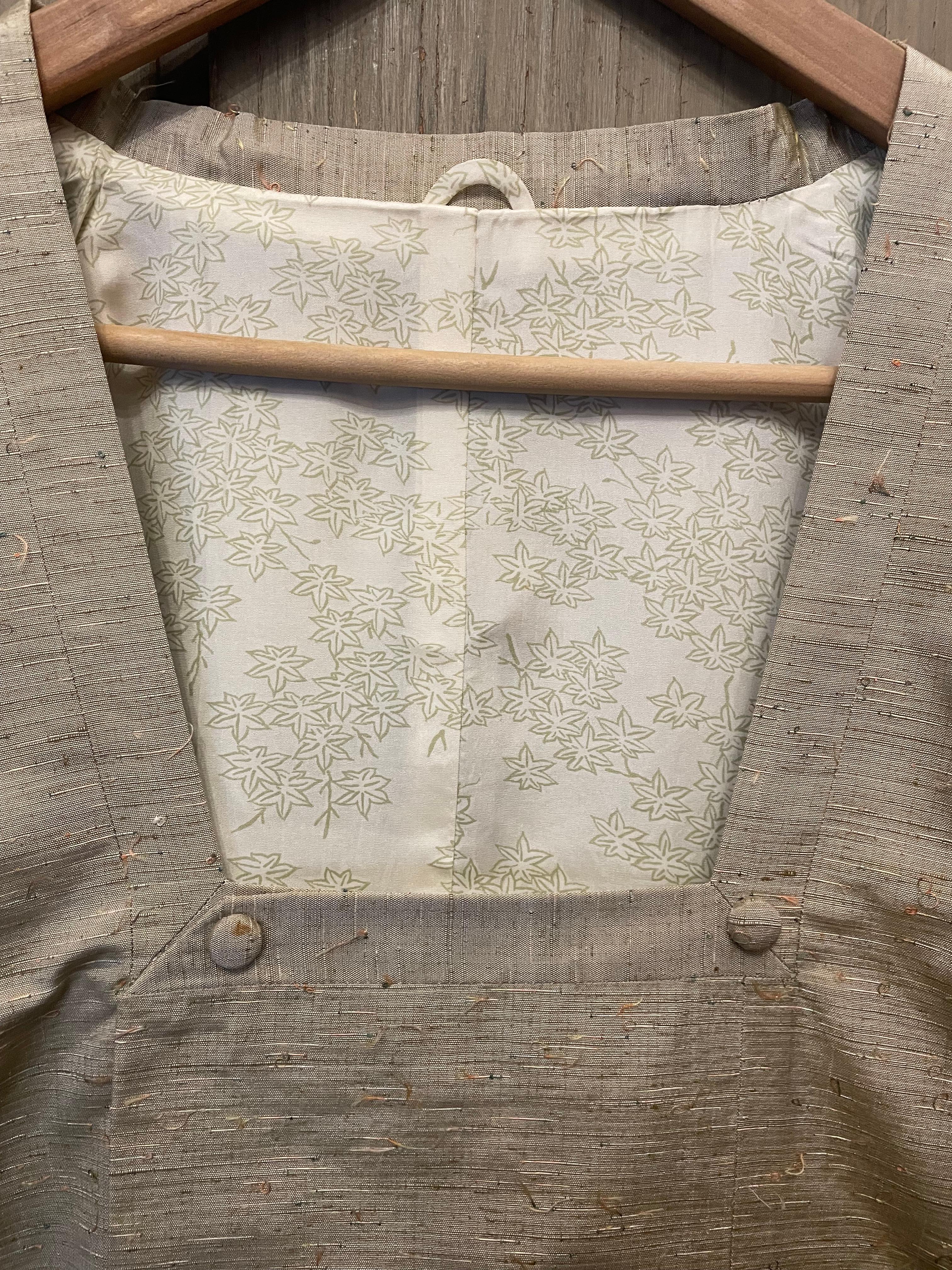 Il s'agit d'une veste en soie japonaise appelée Michiyuki. 
Il a été fabriqué dans les années 1970. Cette veste Michiyuki possède une poche et des ceintures à l'intérieur.
Elle n'est pas réversible. 

Dimensions :
Hauteur totale 126 cm
Largeur
